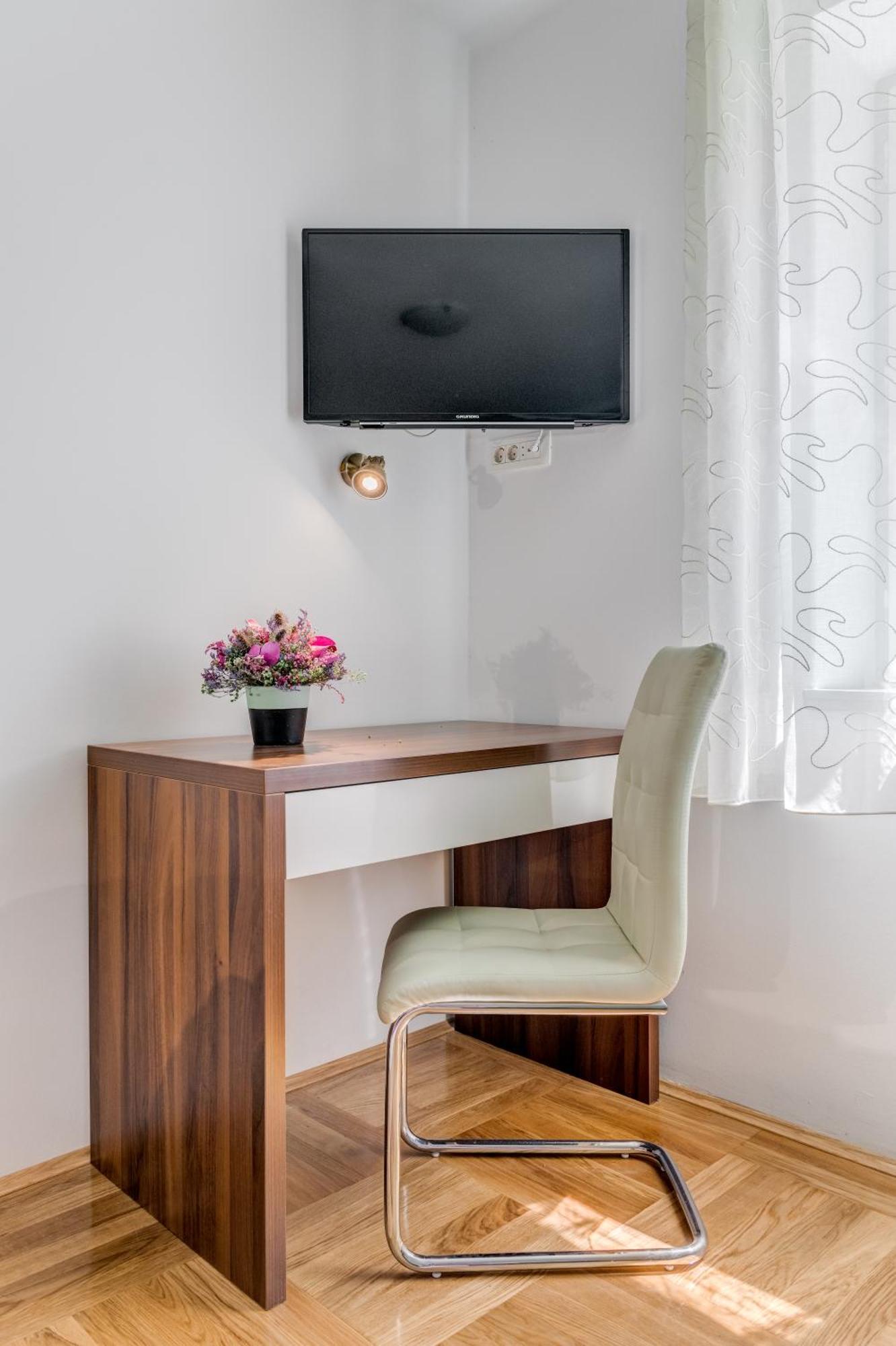 Lady Apartment Split
