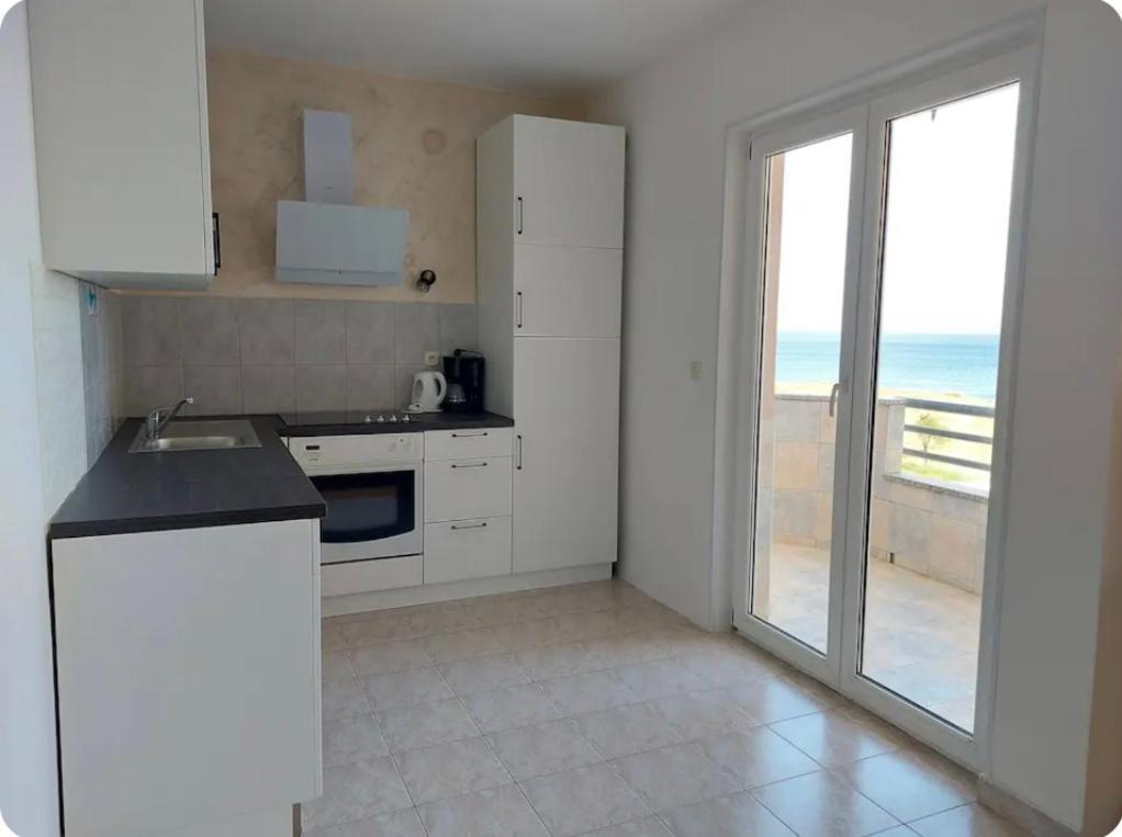Lo- Sunny Sea View