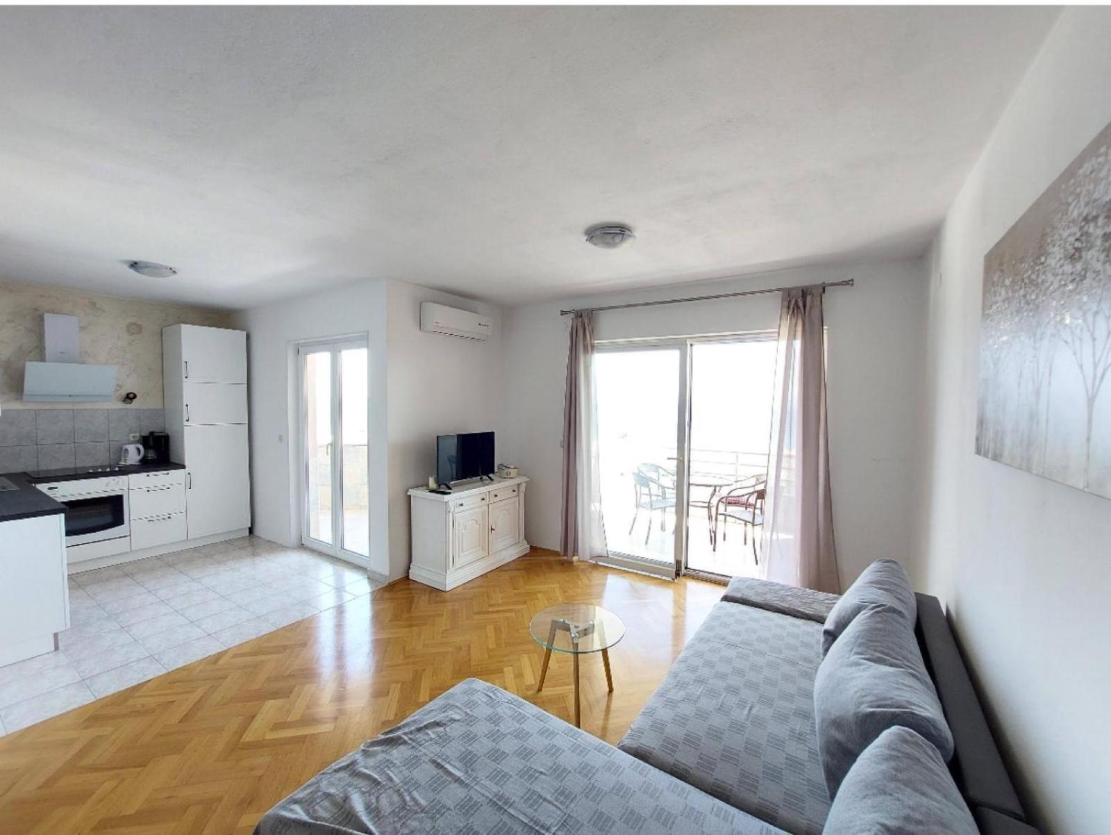 Apartman Lo- Sunny Sea View *