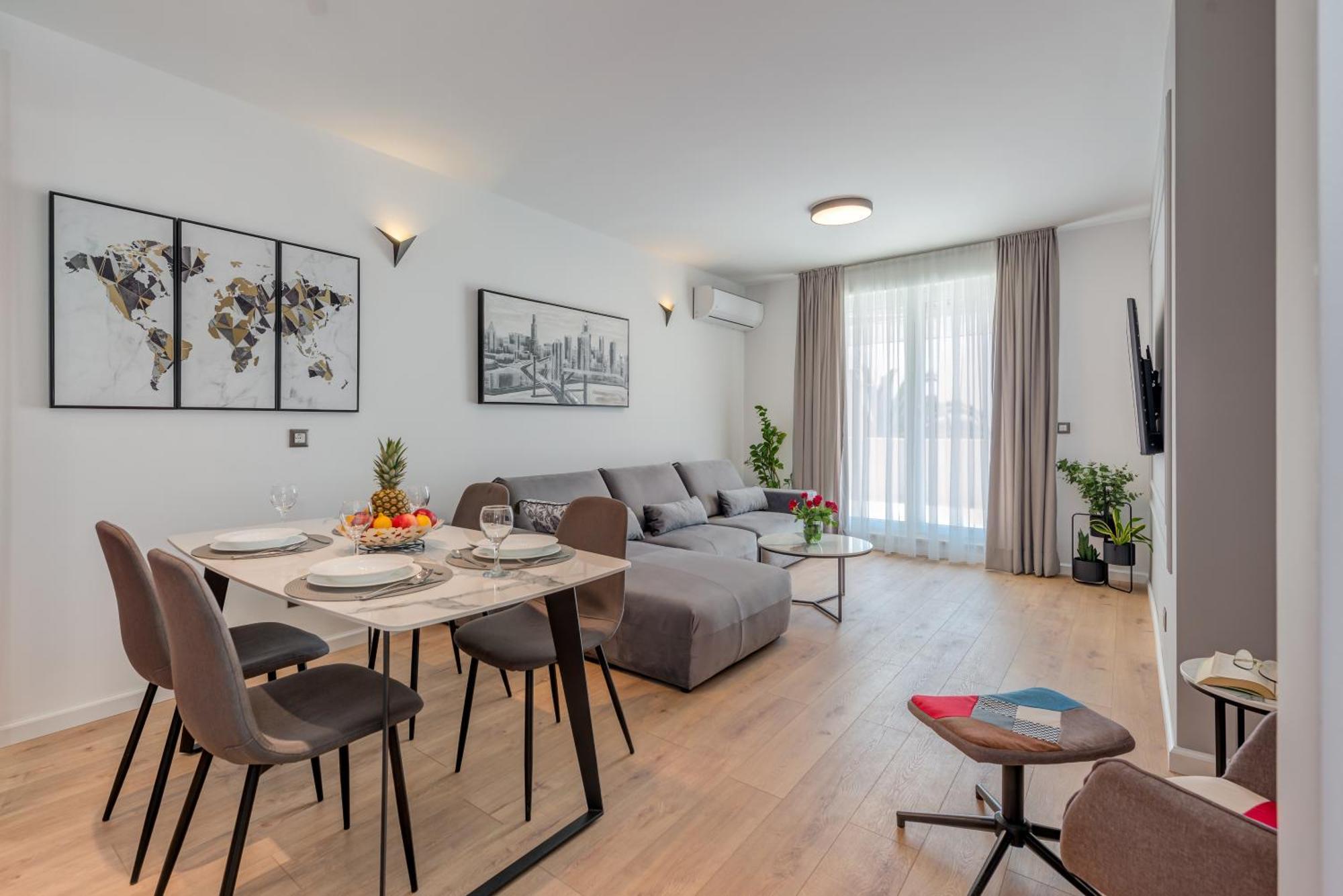 Beachfront Znjan Apartment *