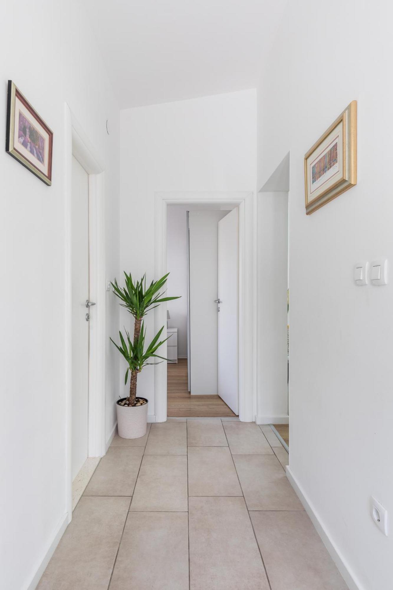Tonina - House With Terrace, Jacuzzi, Free Parking * Split