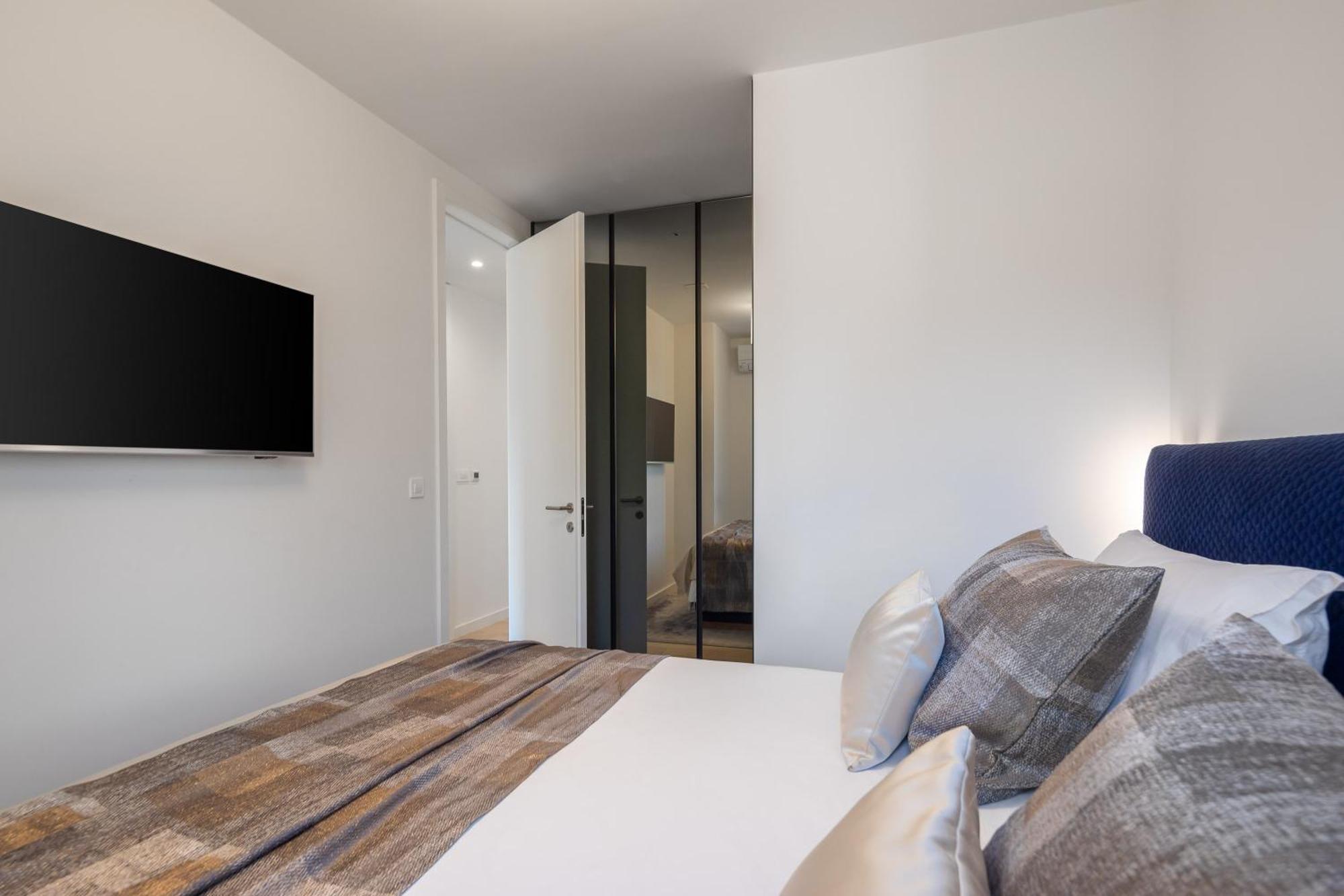 Vila Enjoyer - Seafront With Private Heated Pool