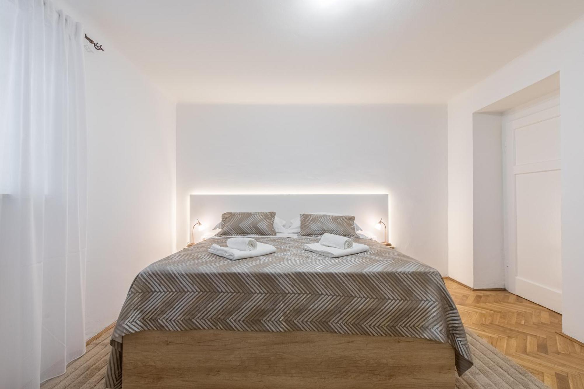 No.3 Apartment Split