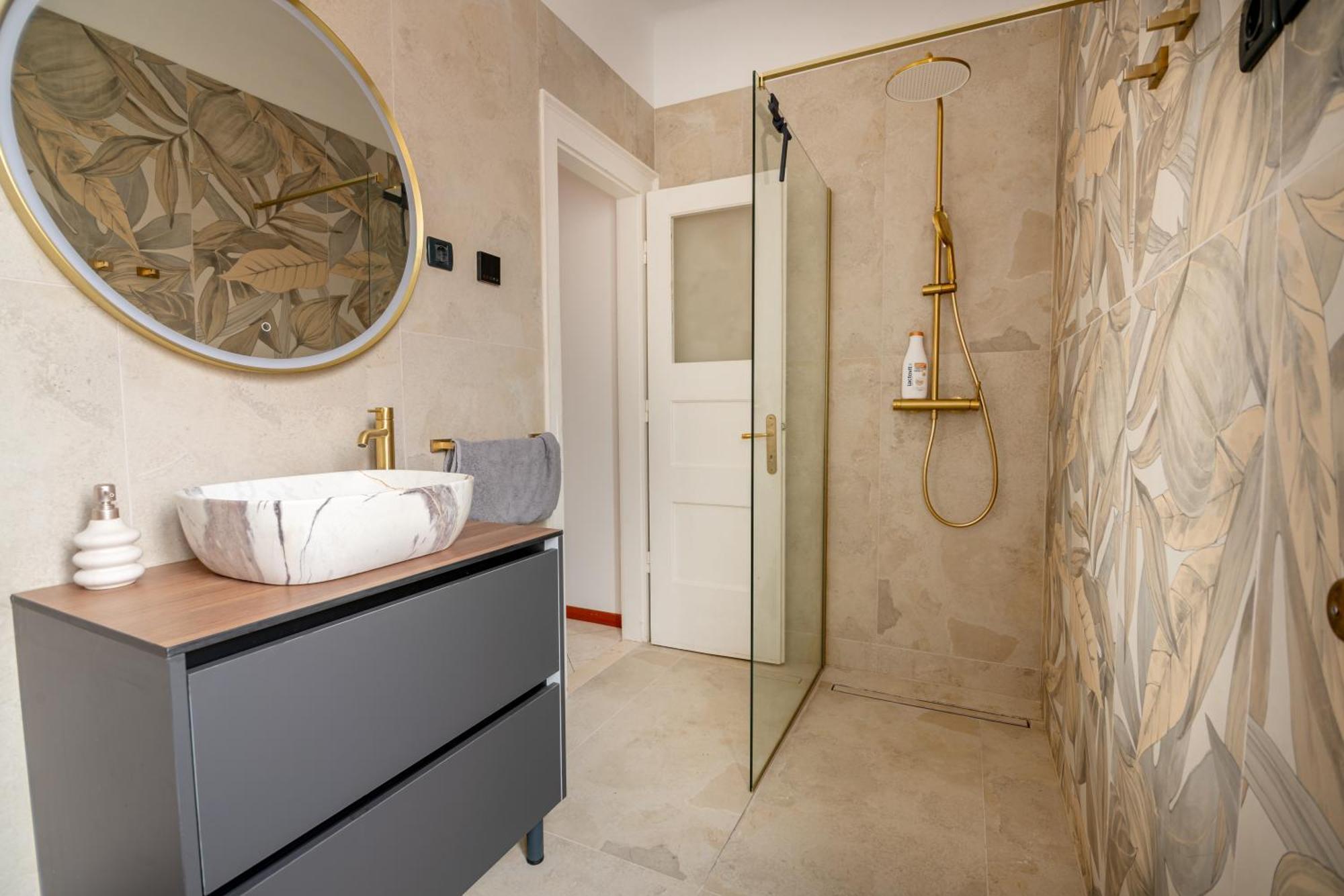 White House Luxury Apartment *