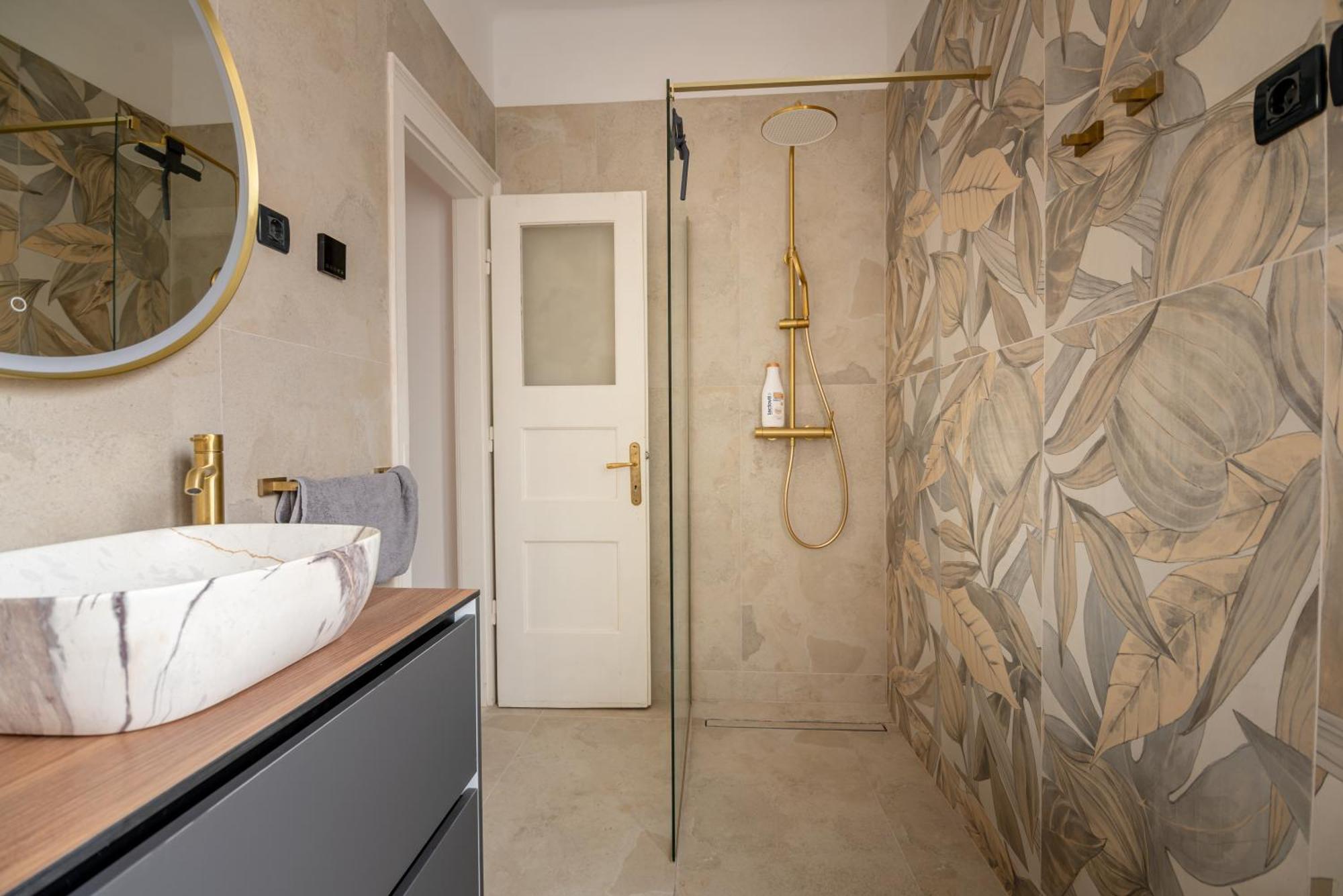 White House Luxury Apartment