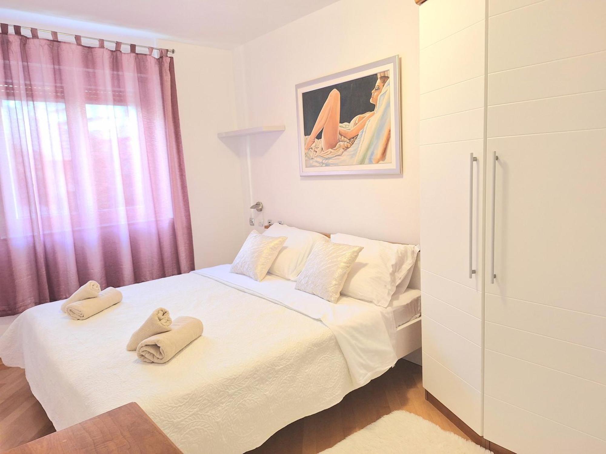Leona Apartment Split