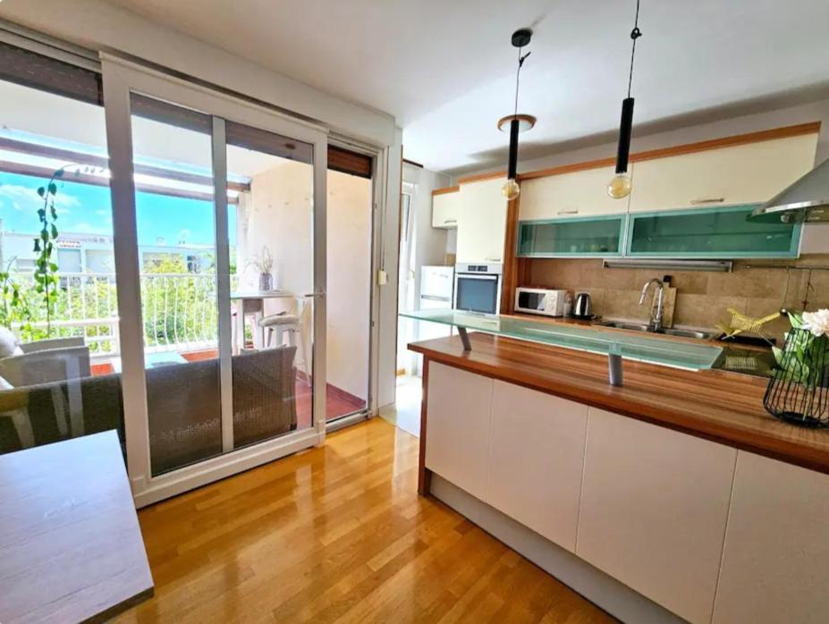 Beautiful Large Apartment, Walk To Beach Appartement Split