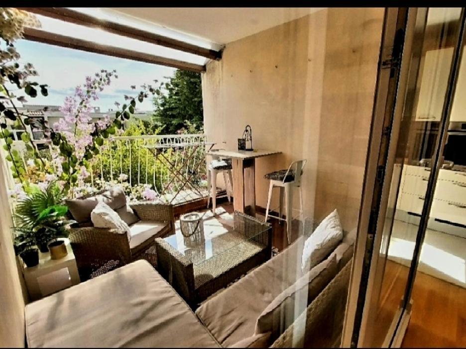 Beautiful Large Apartment, Walk To Beach *