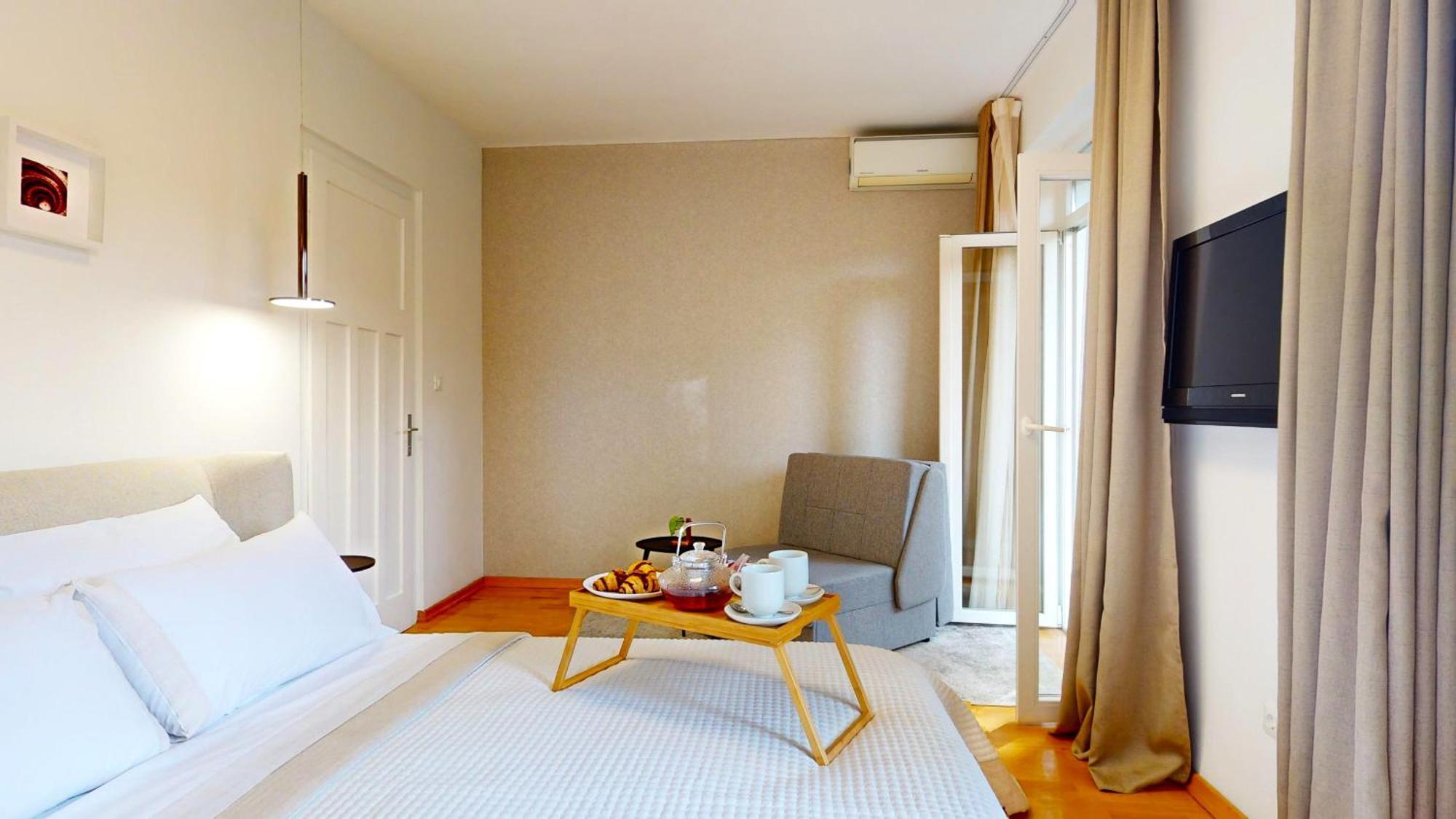 Old Town Apartment *