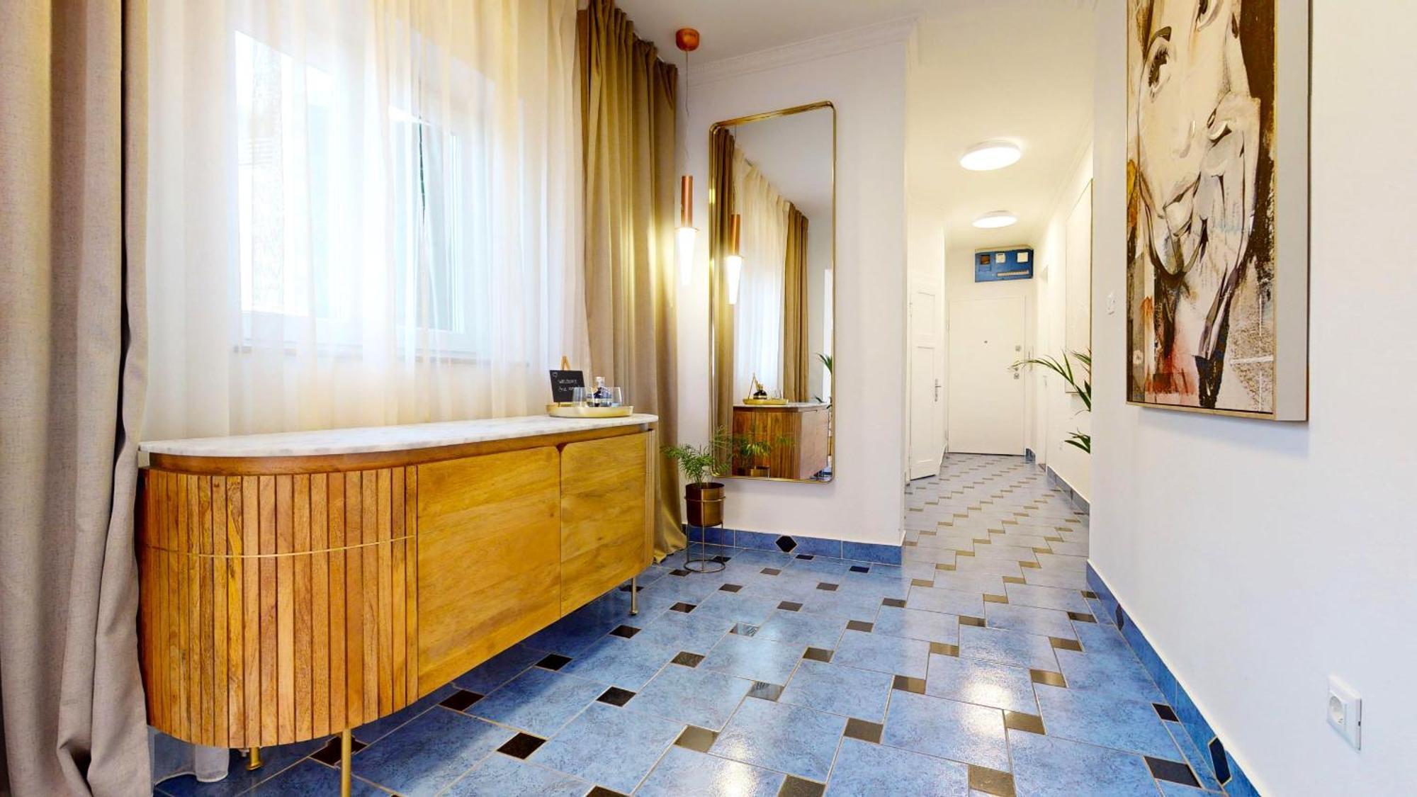 Old Town Apartment *