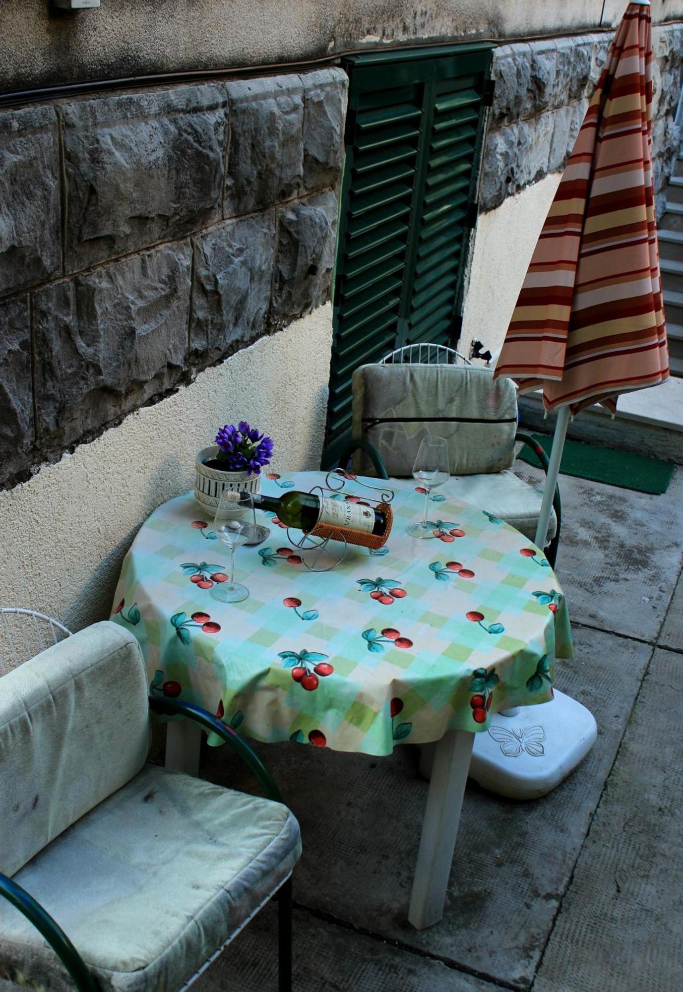 Guest House With Garden - Zuvan Guest house Split
