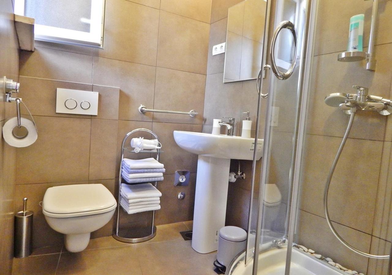 Varos Guest house