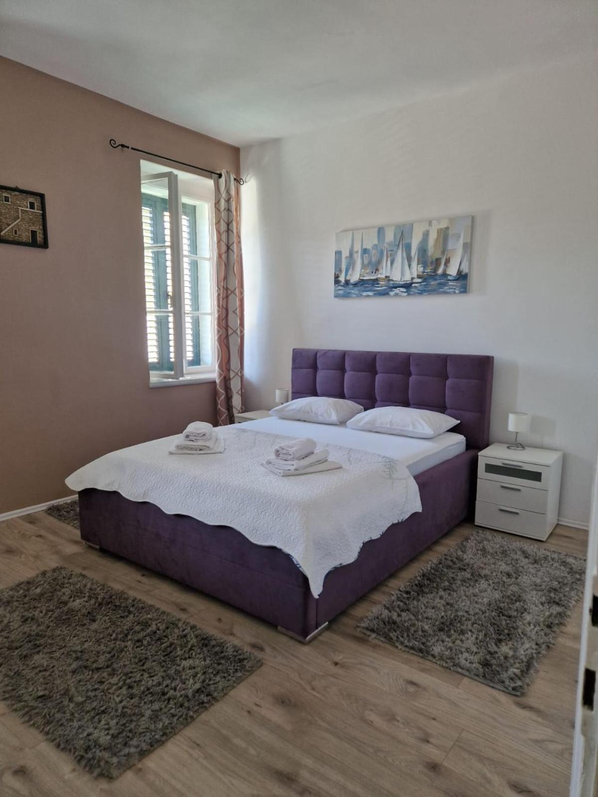 Pape Apartment *