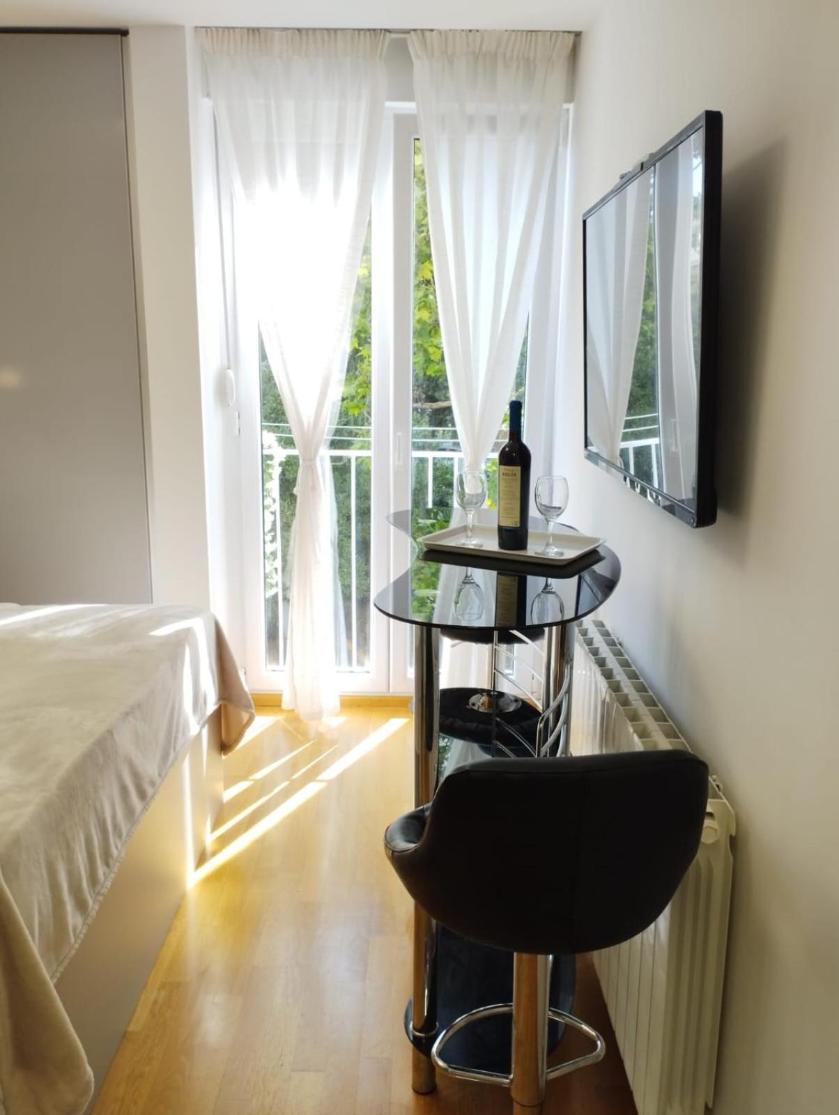 Apartment Bella Vista - Cozy With Easy Check-in And Free Parking Split