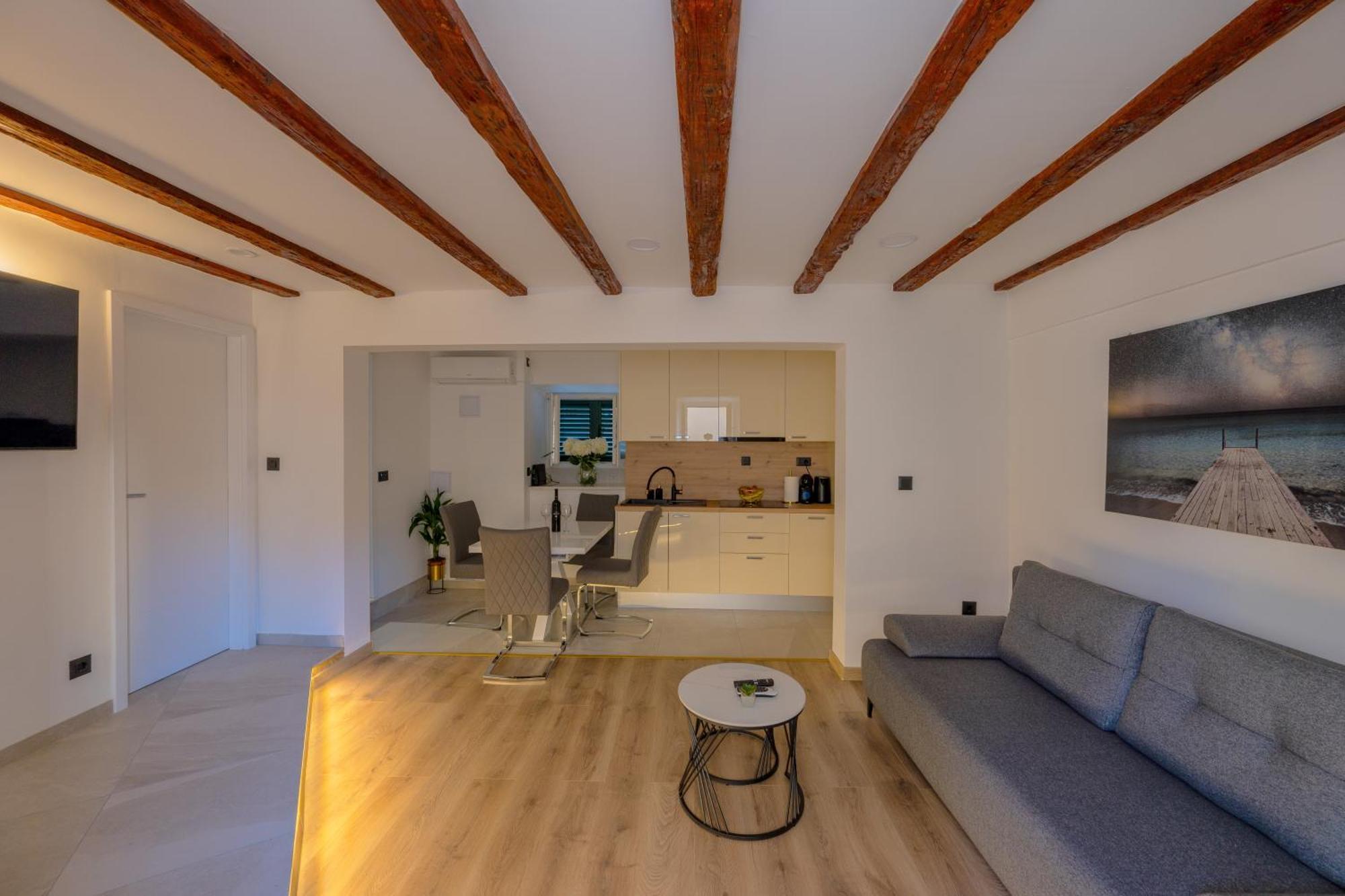 Apartment Bernard Deluxe Renovated Peaceful Old Town Gem