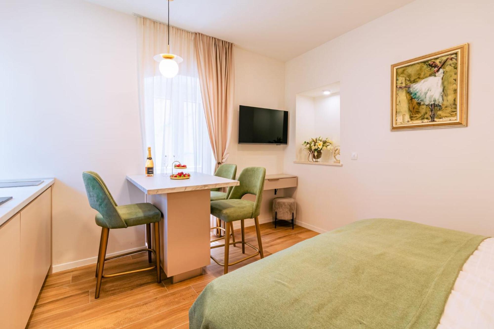 Luxury 2 Bedroom-2 Bathroom & App With Rooftop Terrace Apartment *