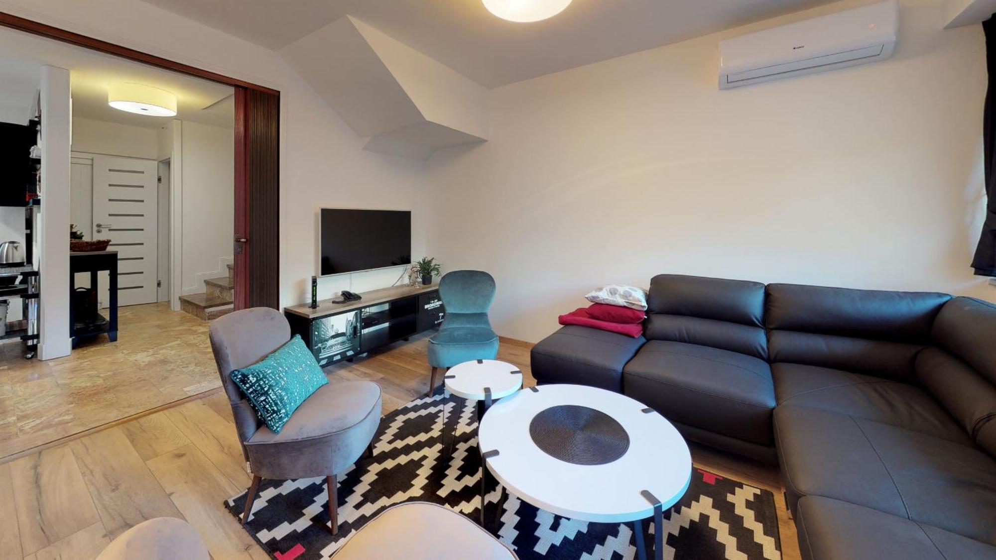 17 Ljubav Place *