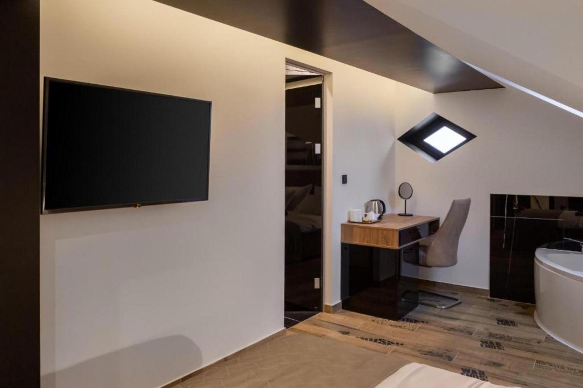 Top Rooms *