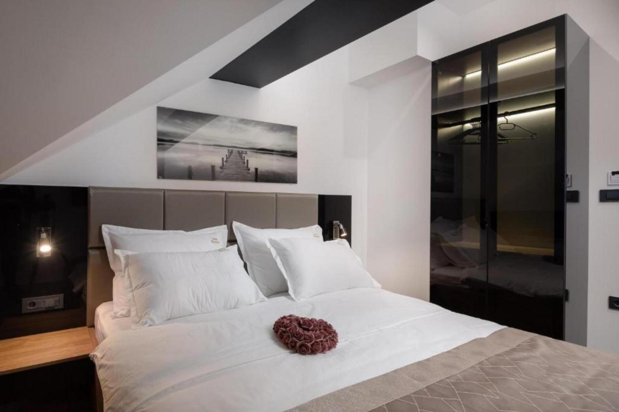 Top Rooms Split