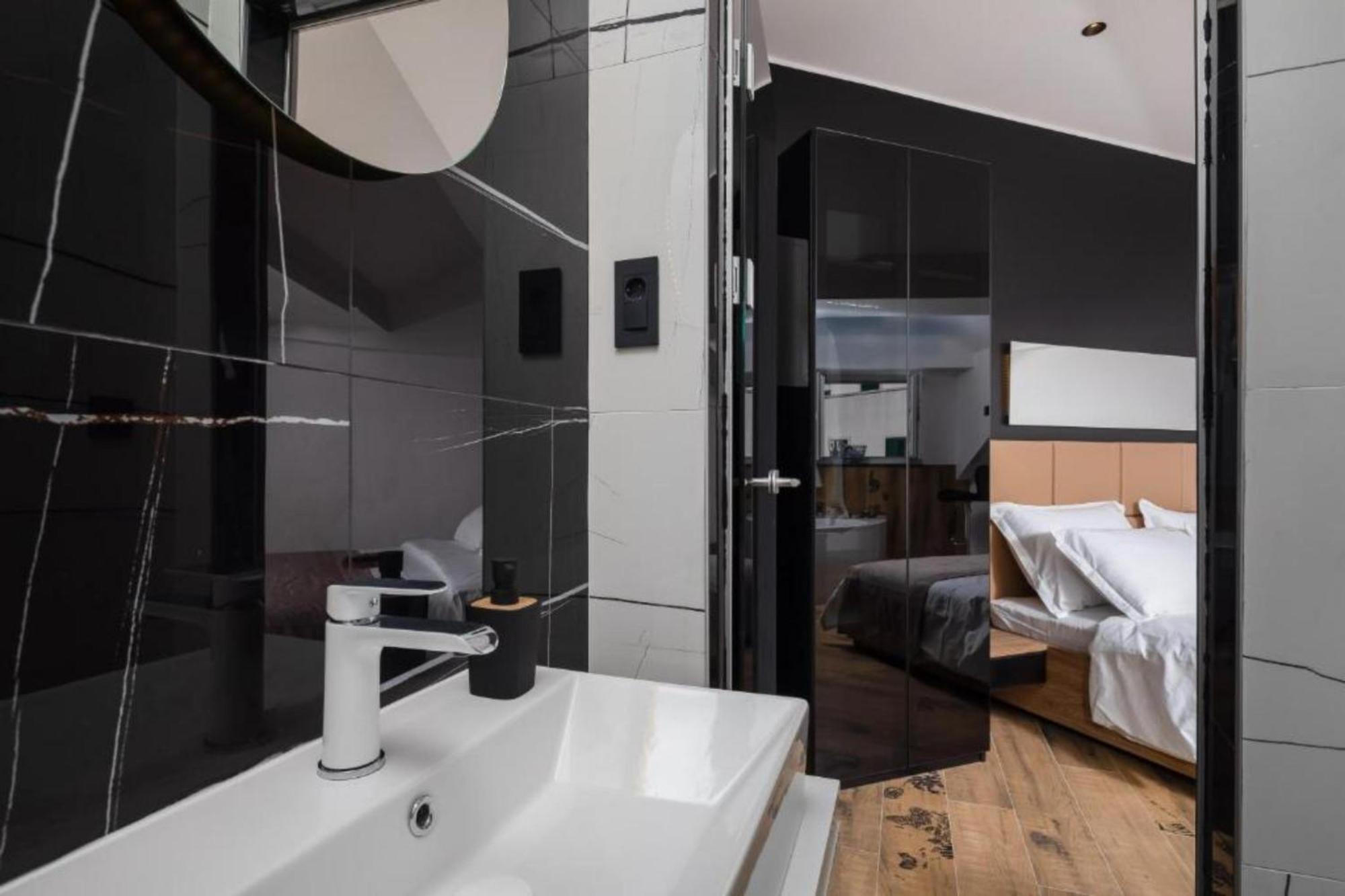Top Rooms Split