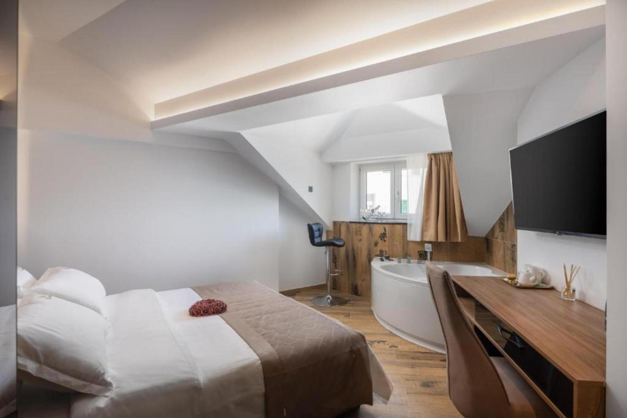 Top Rooms Split