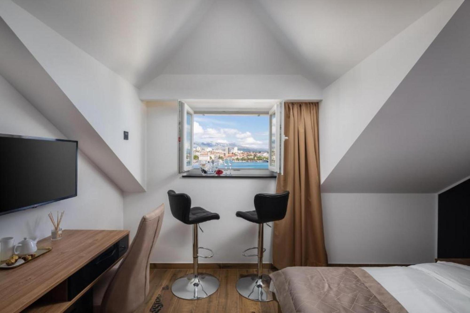 Top Rooms *