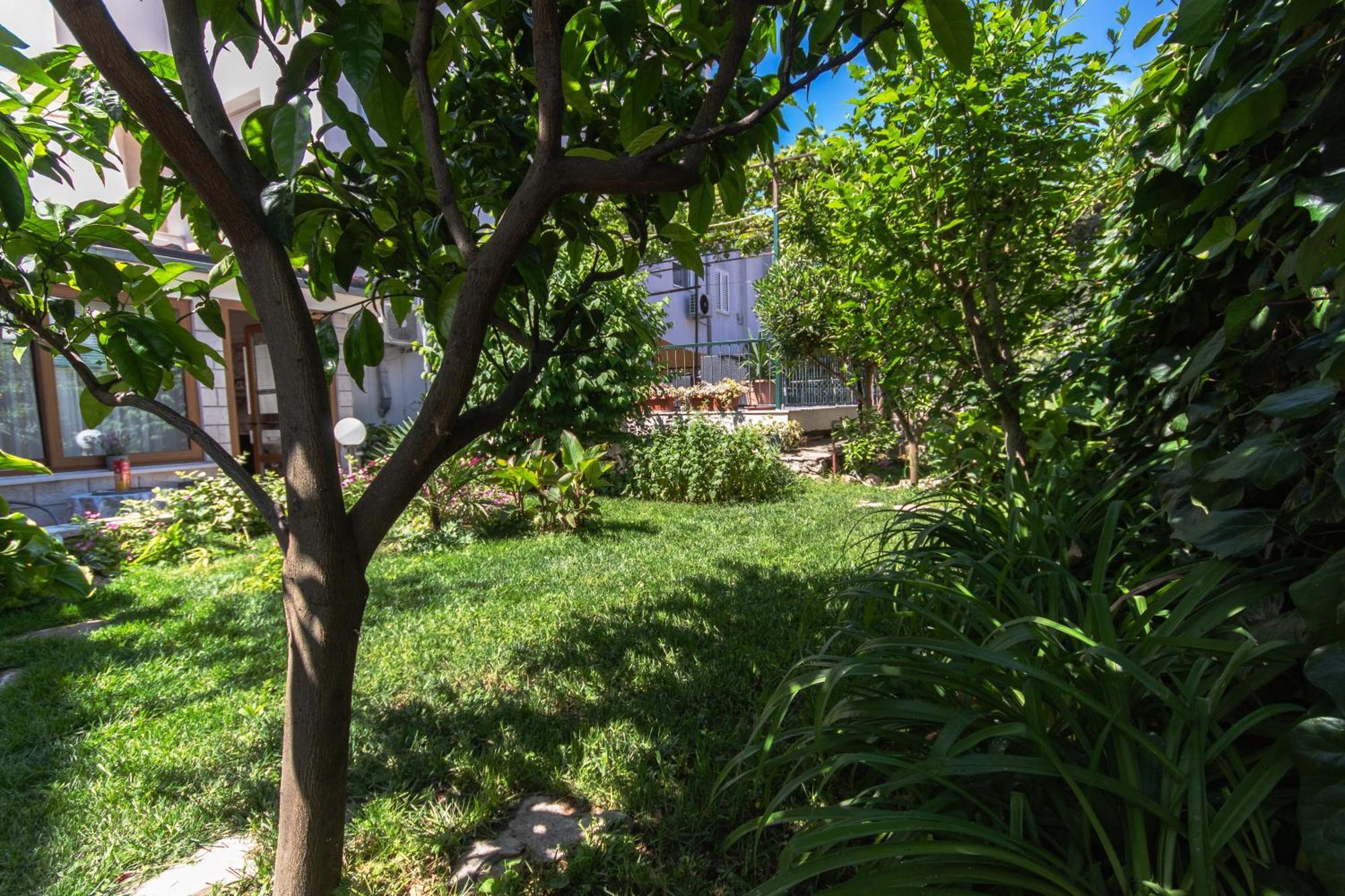 Marjan Hill 3-br Apt,5 Guests Private Garden Near Apartment