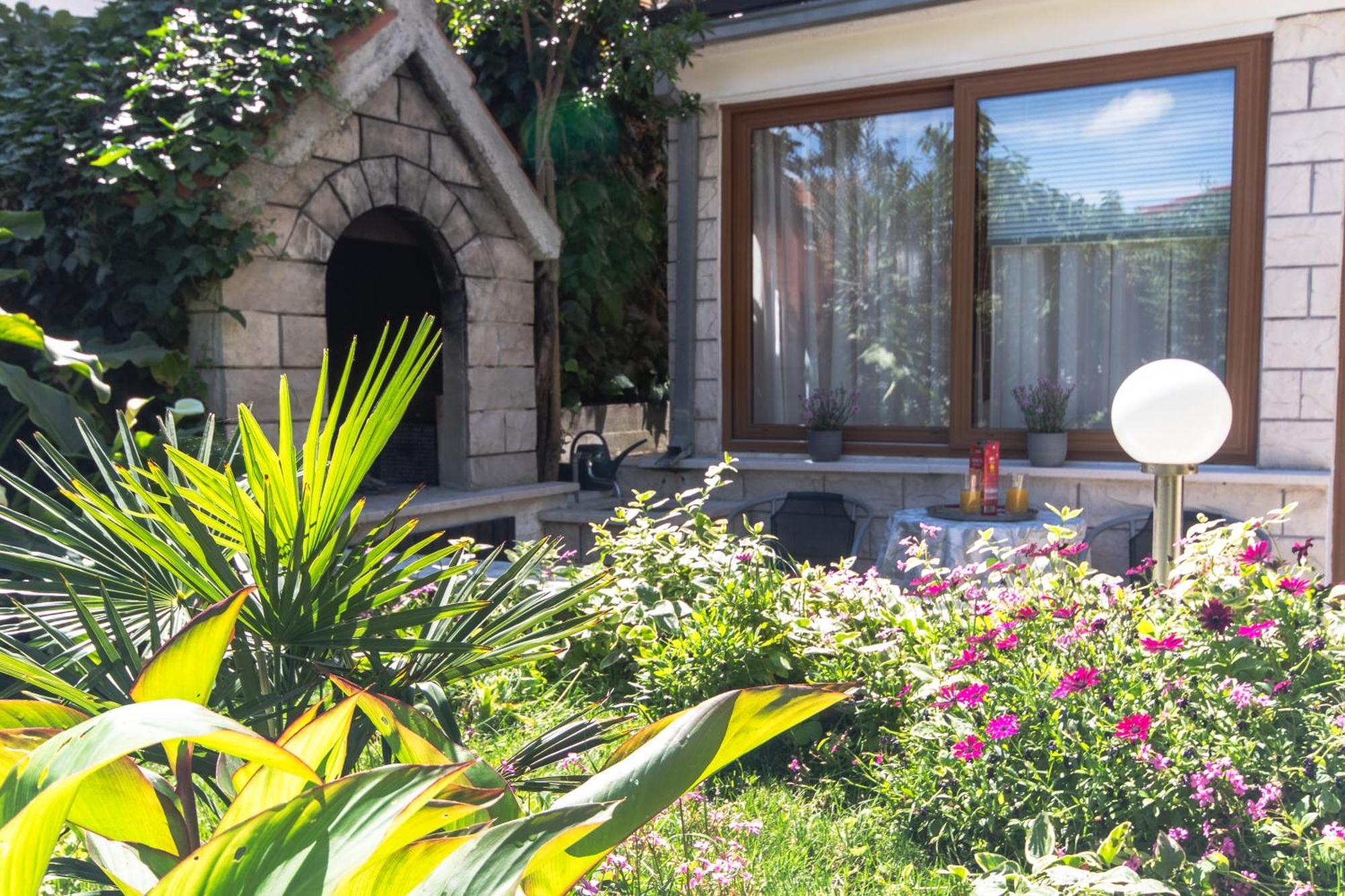 Marjan Hill 3-br Apt,5 Guests Private Garden Near
