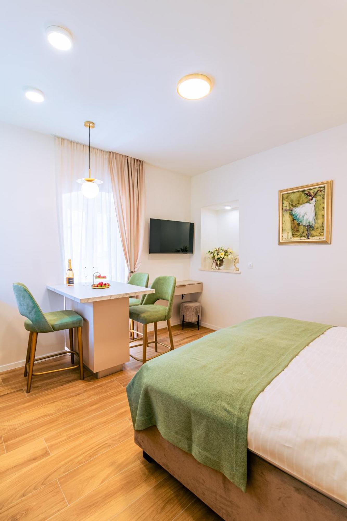 Luxury 2 Bedroom-2 Bathroom & App With Rooftop Terrace Split