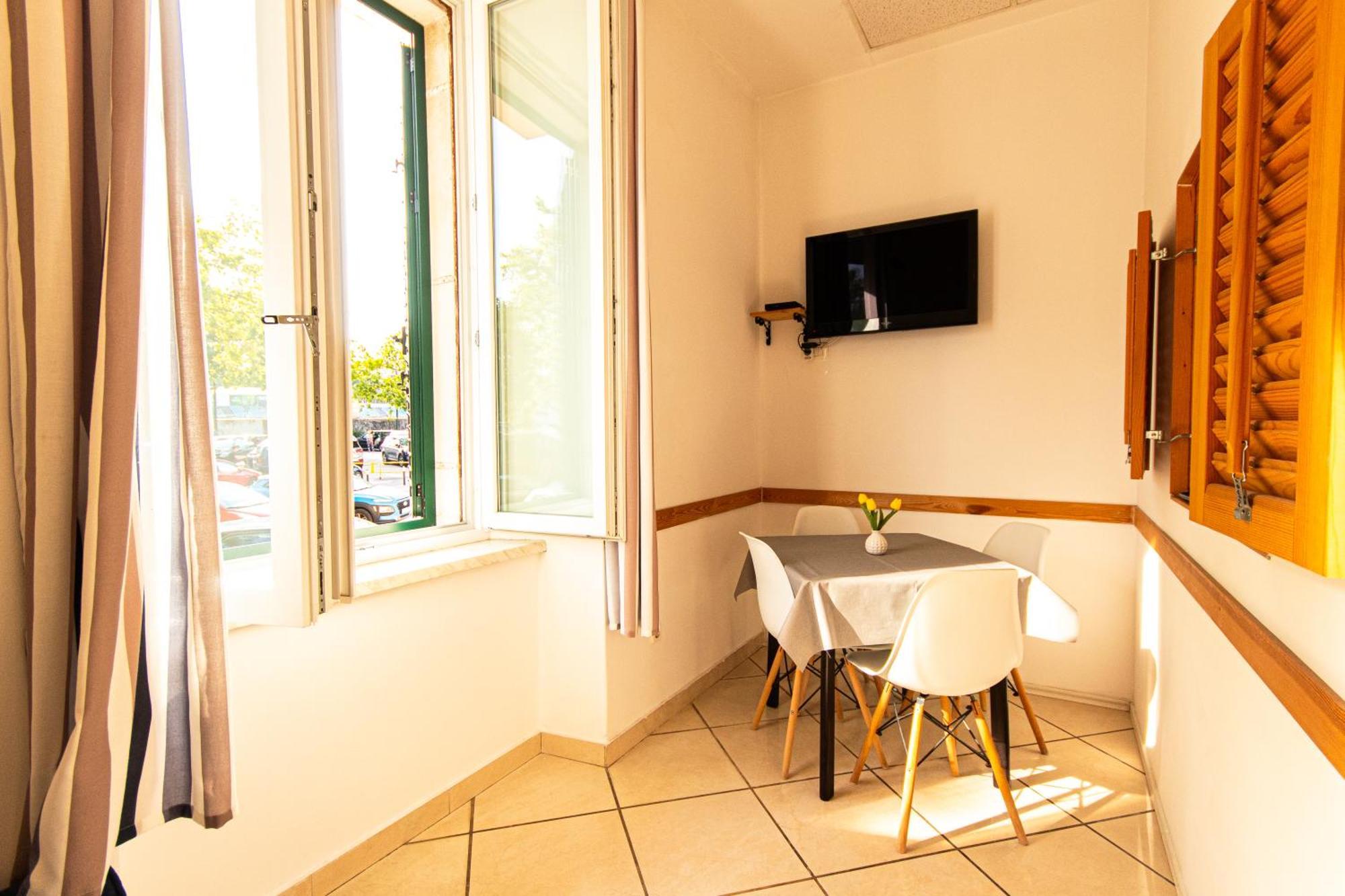 Le Petit, Near Theatre & Apartment *