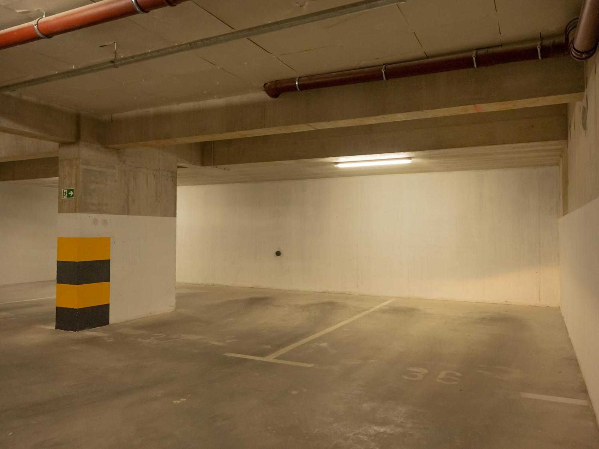 Almond 1 - Free Parking Split