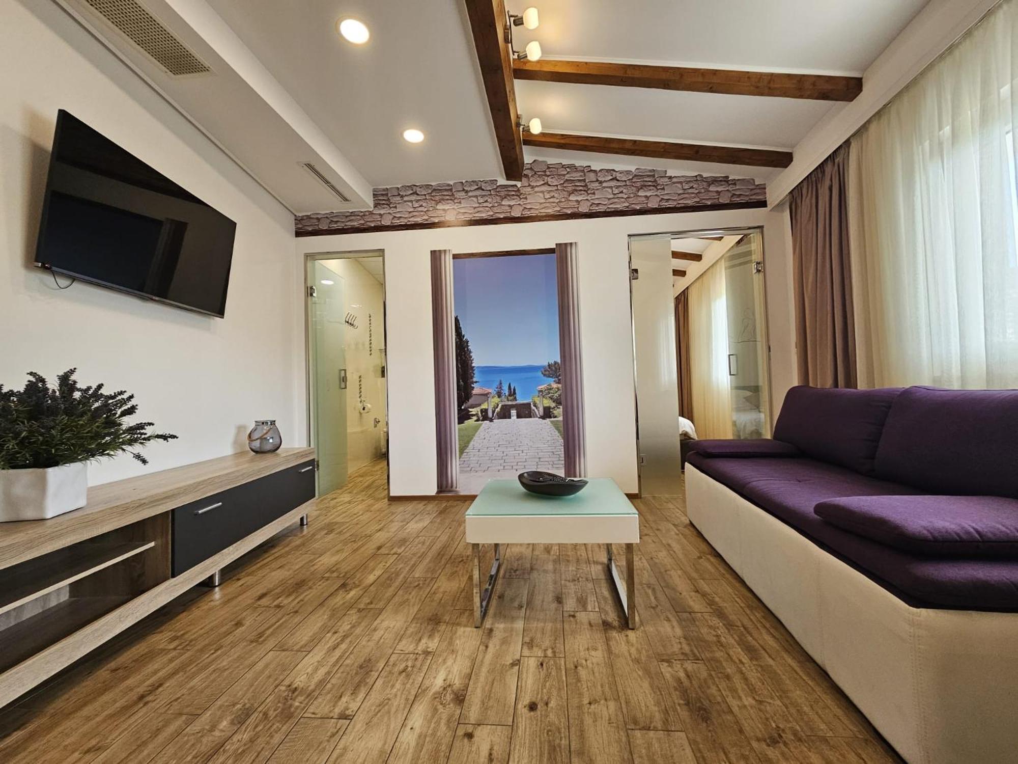 Cherry-Old Town Apartment Split