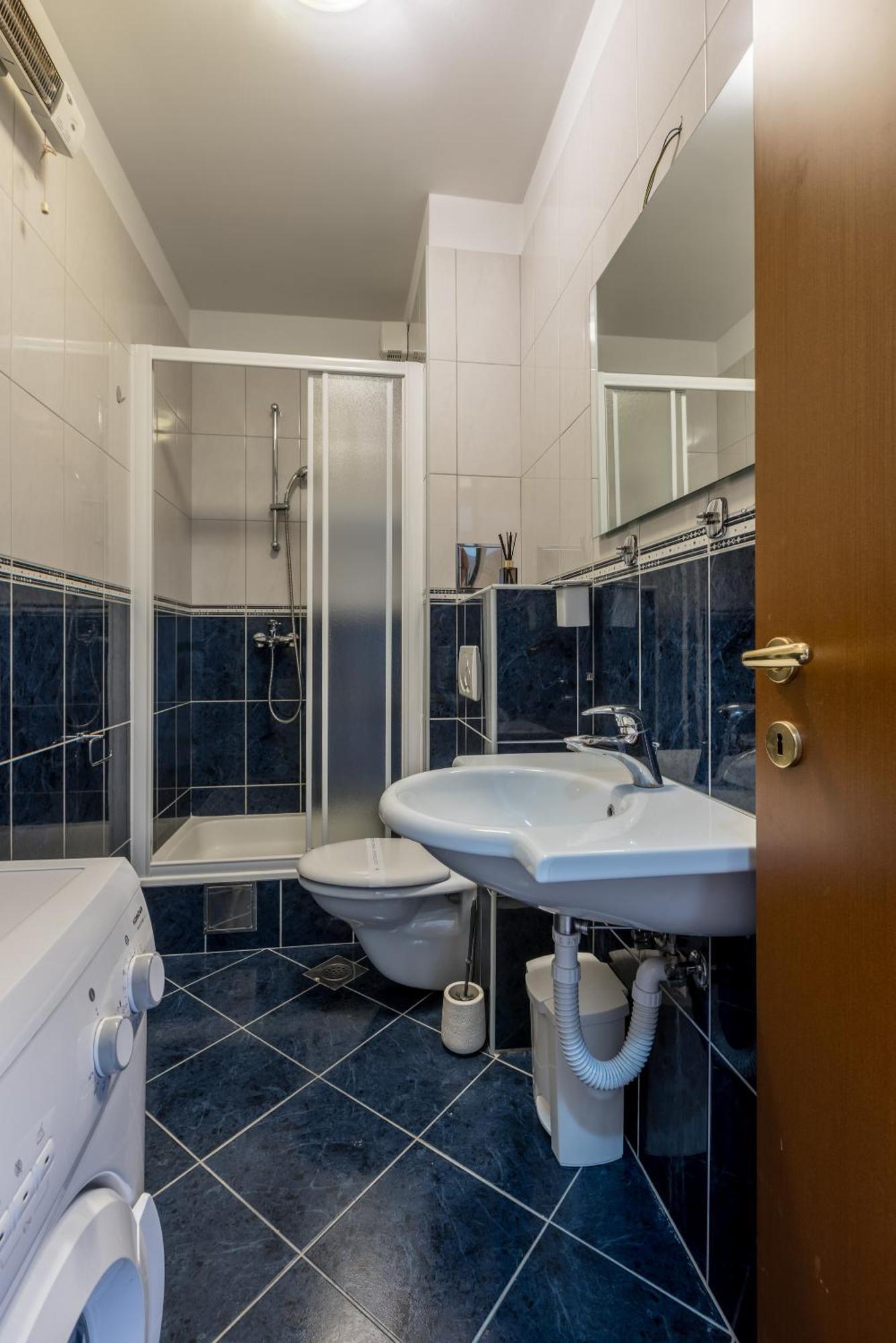 Karoglan Apartment
