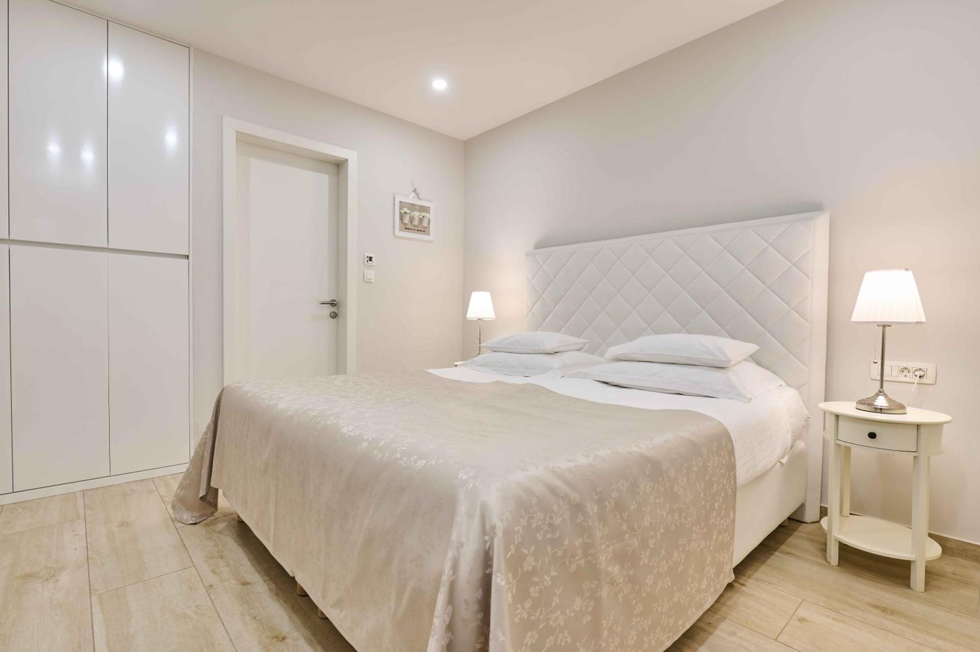 Location 4* Split