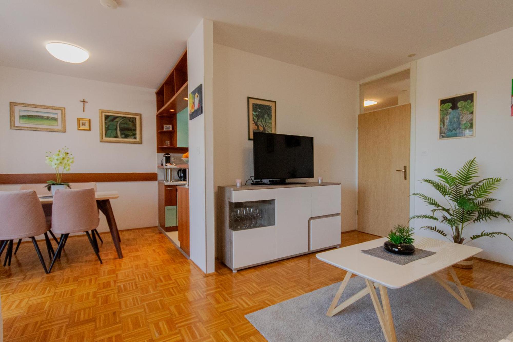 Large Stylish Ankica,free Public Parking Apartment Split