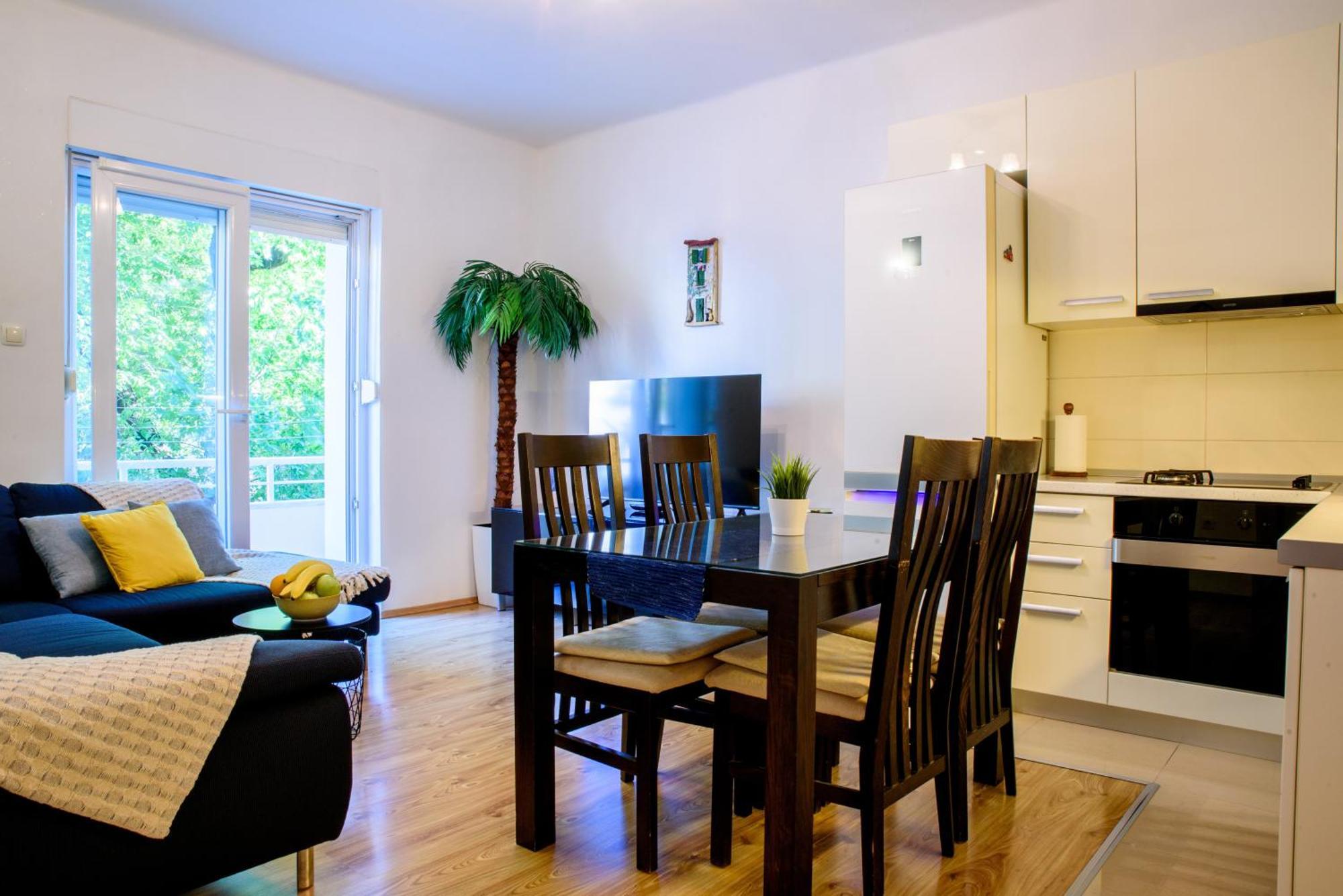 Central 2 Bedroom, Free Private Parking *