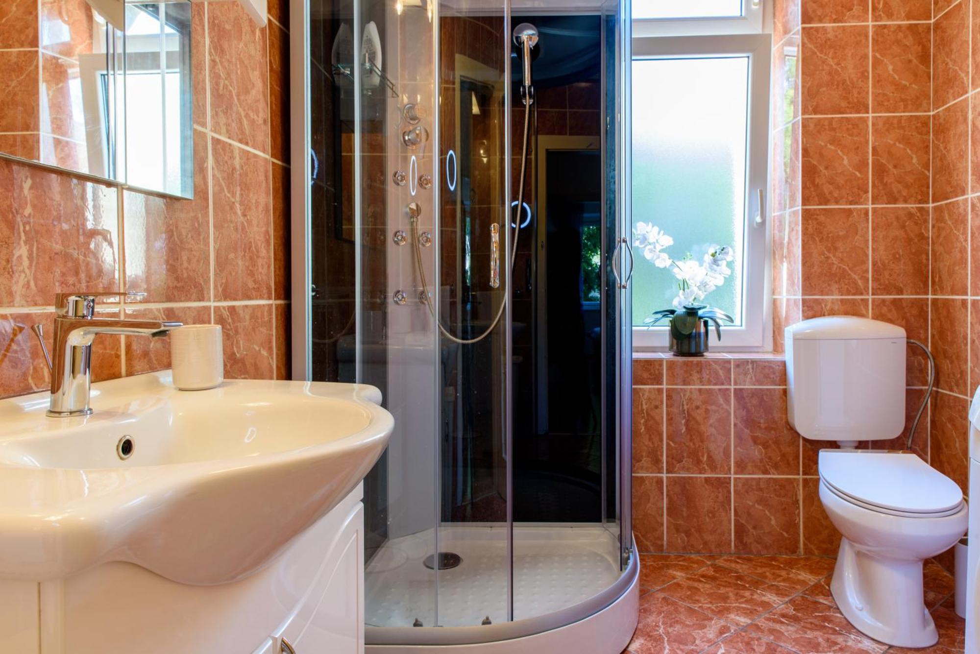 Central 2 Bedroom, Free Private Parking