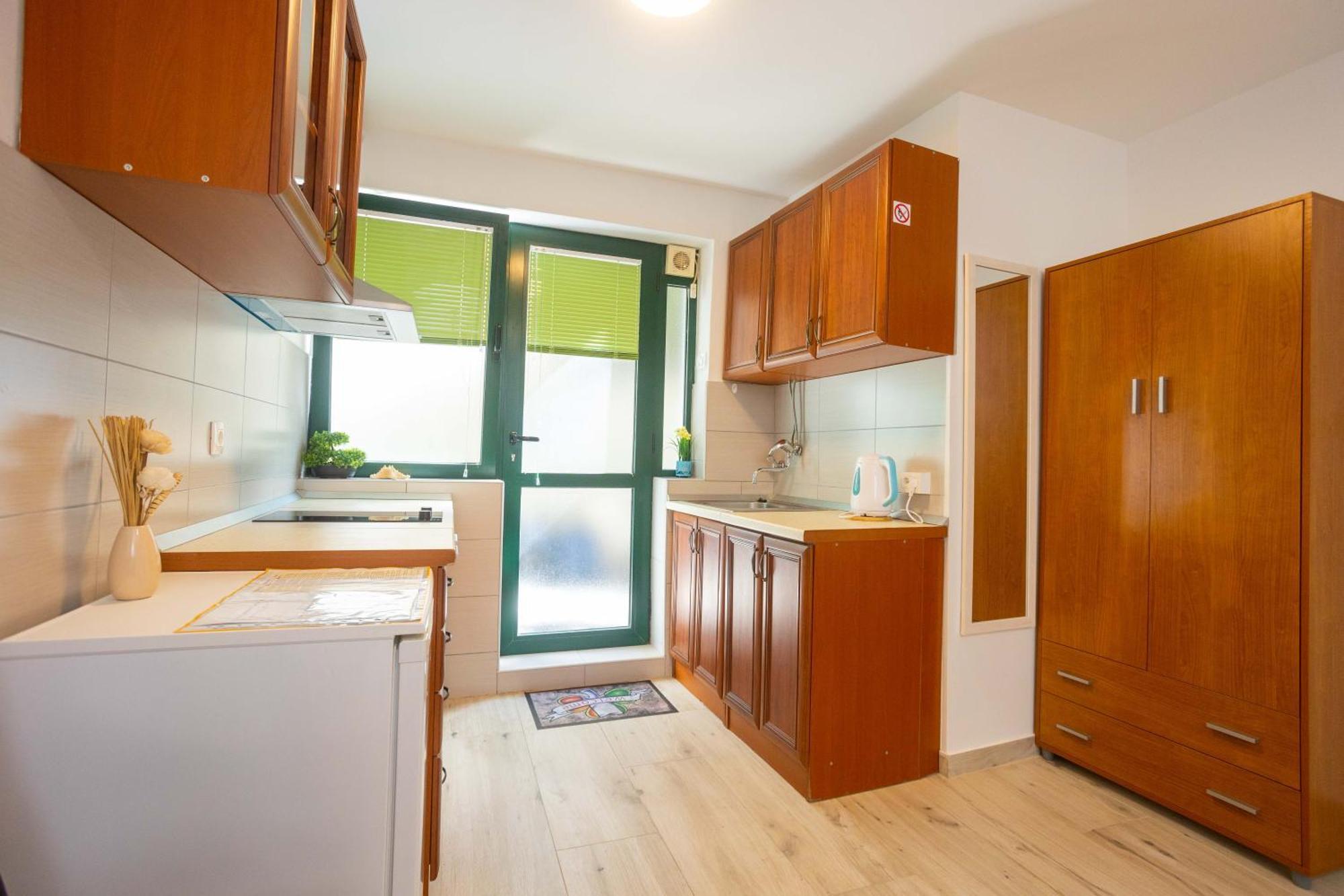 Belly Apartment Split