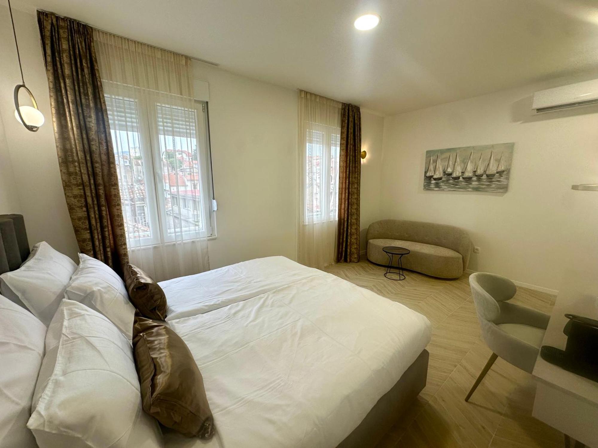 Mariani Luxury In Center Split