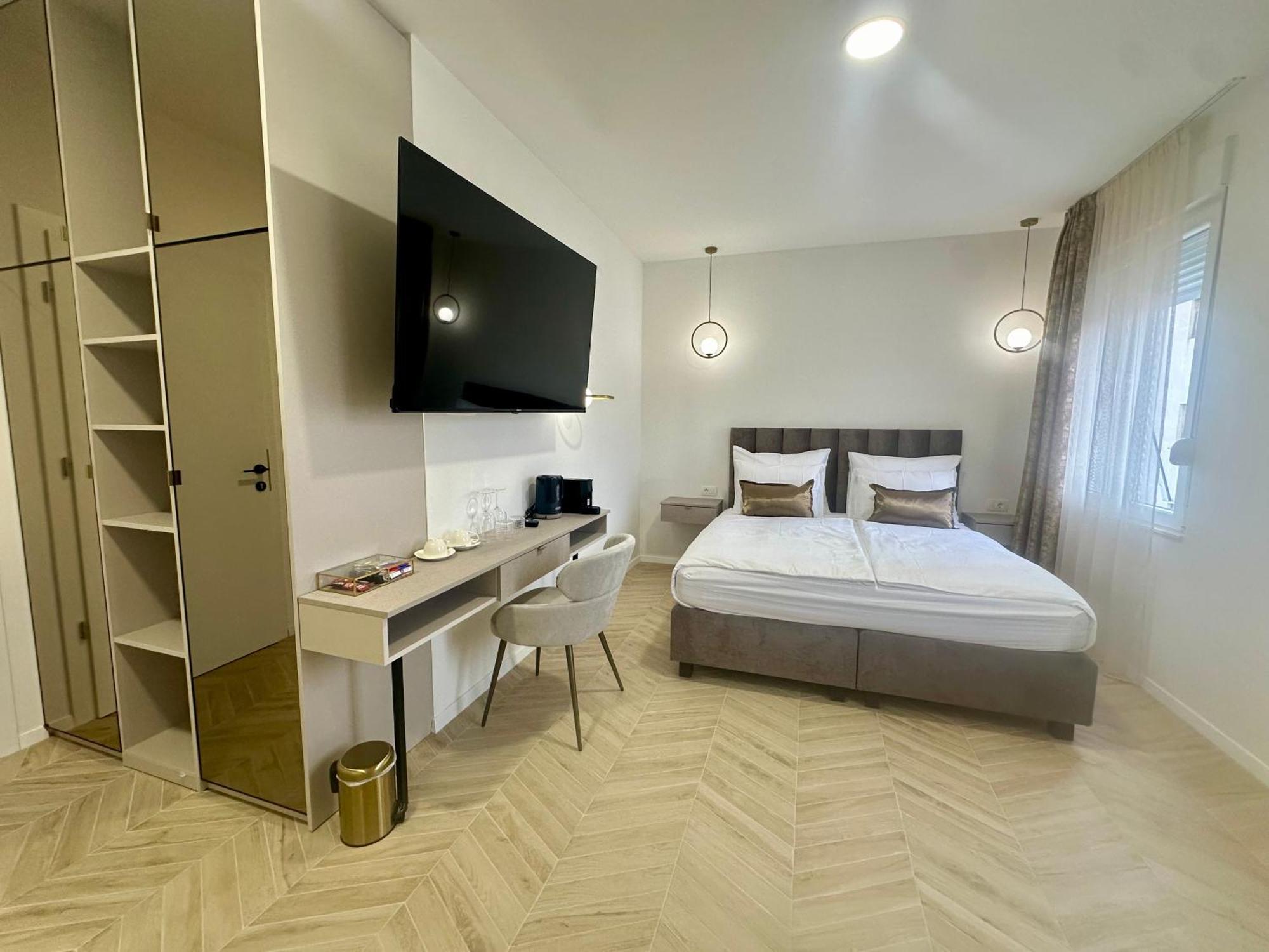 Mariani Luxury In Center Split