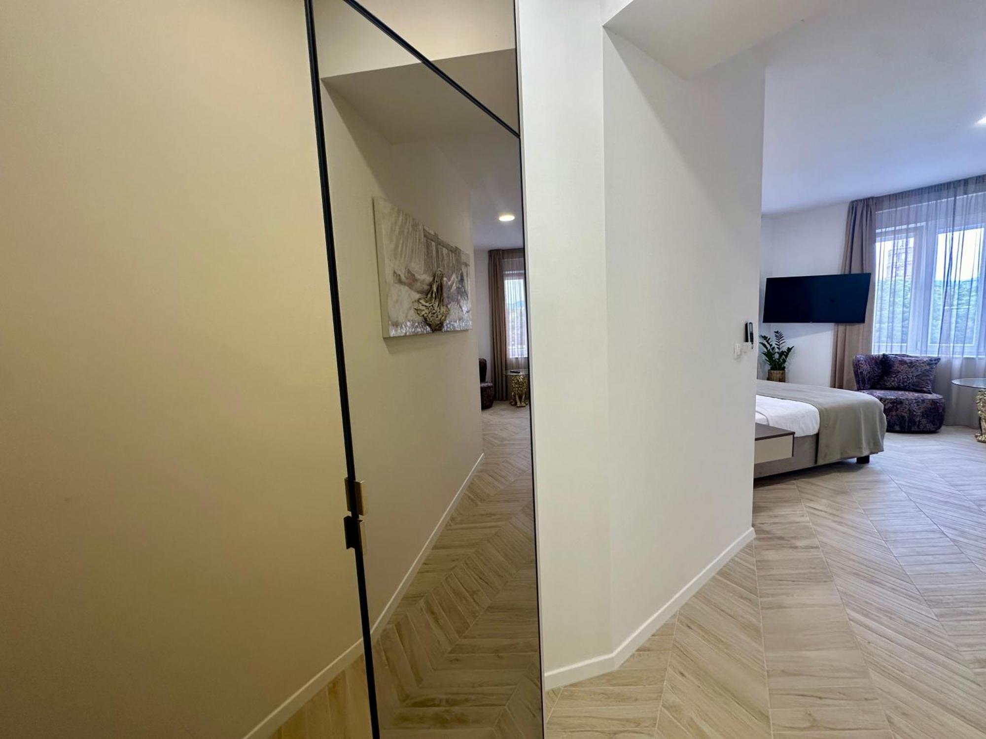 Mariani Luxury In Center Split