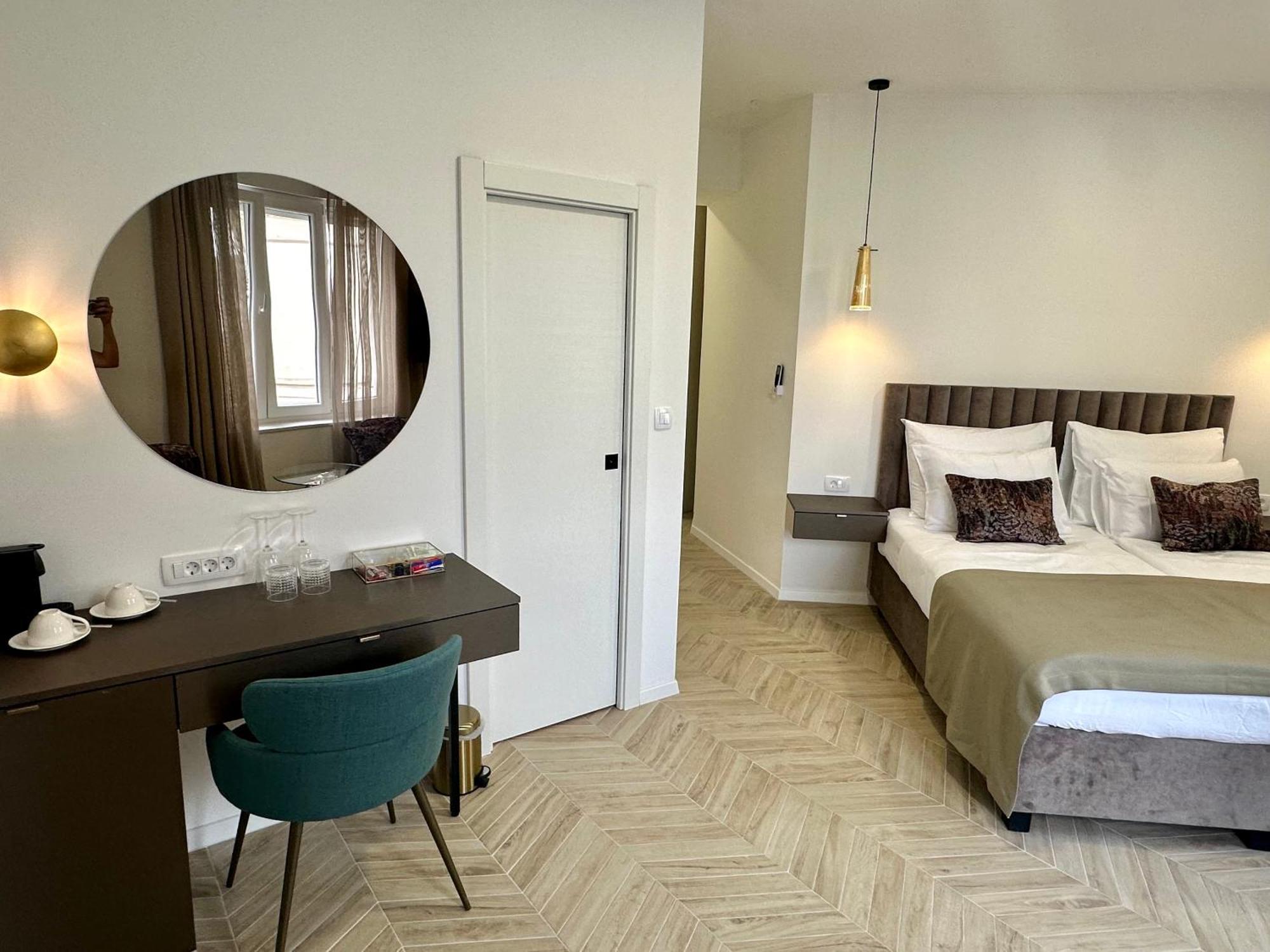 Mariani Luxury In Center Split