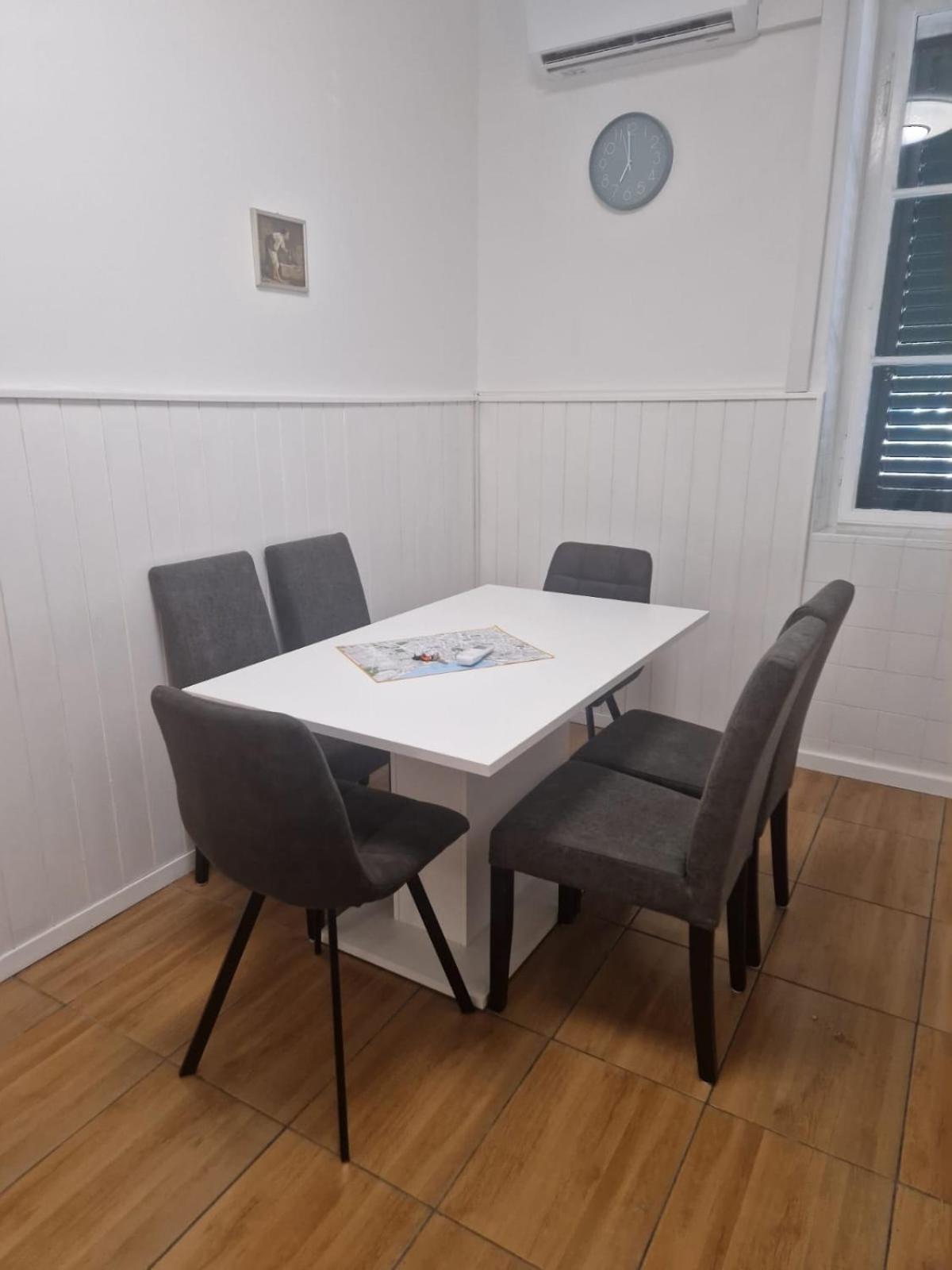Pape Apartment *