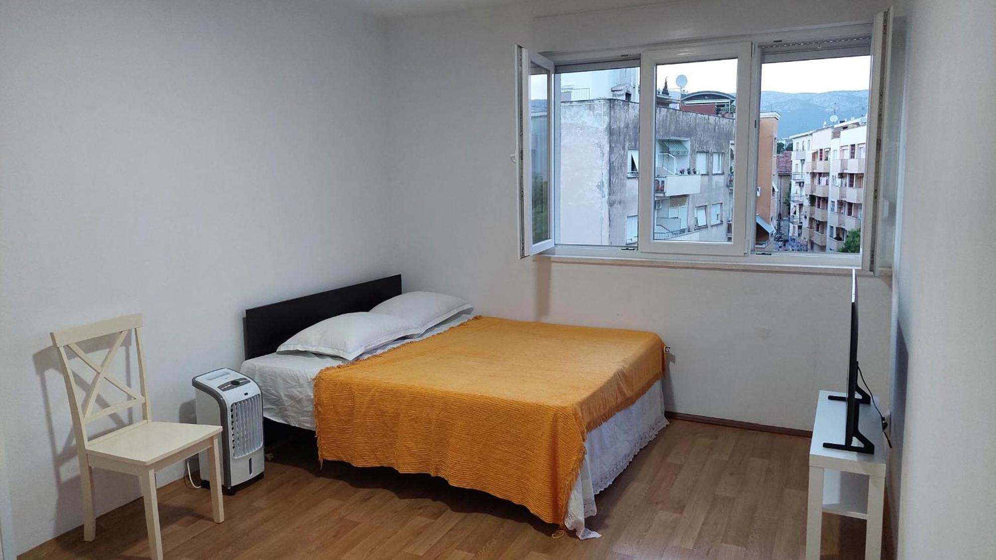 With Private Toilet And Terrace In Center In Shared Split
