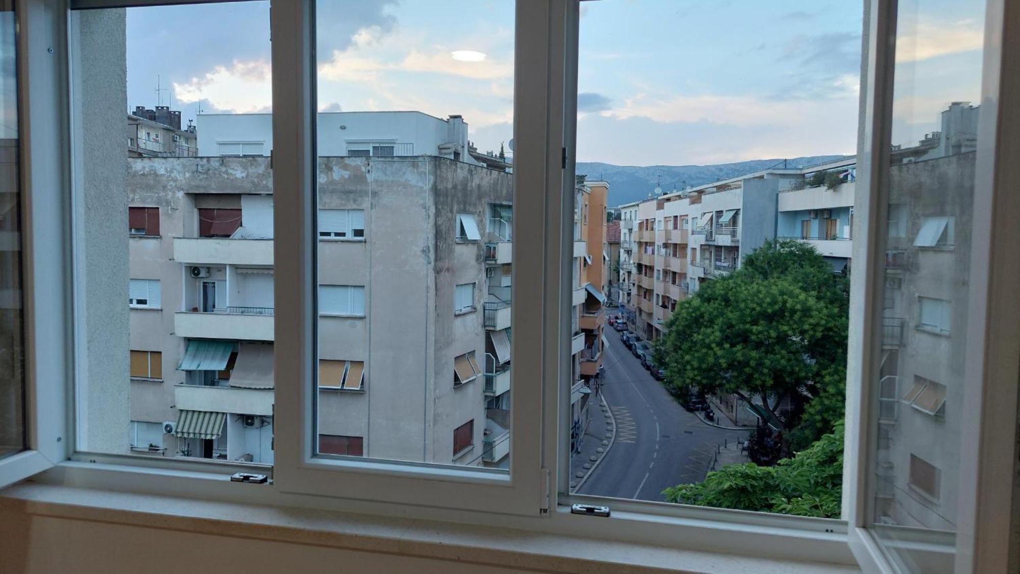 With Private Toilet And Terrace In Center In Shared * Split