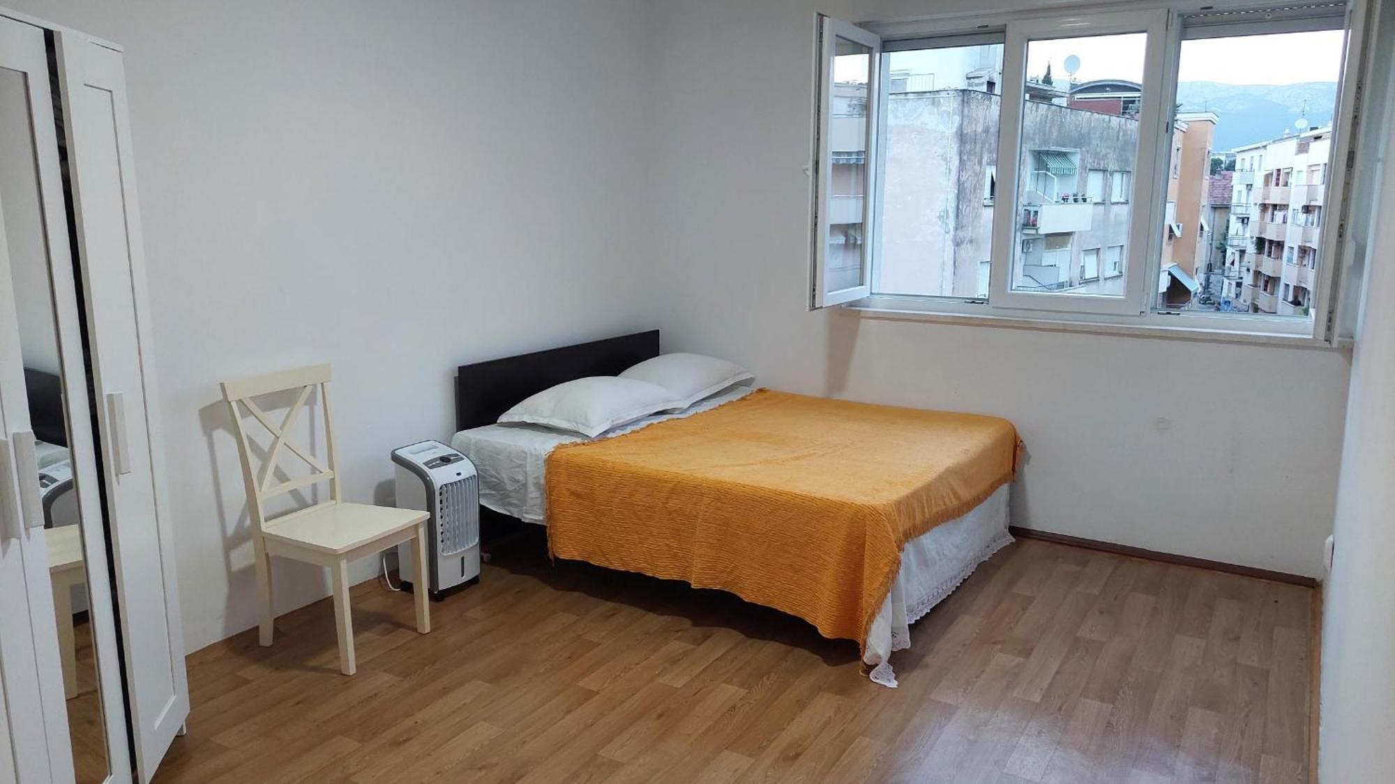 With Private Toilet And Terrace In Center In Shared Apartment *