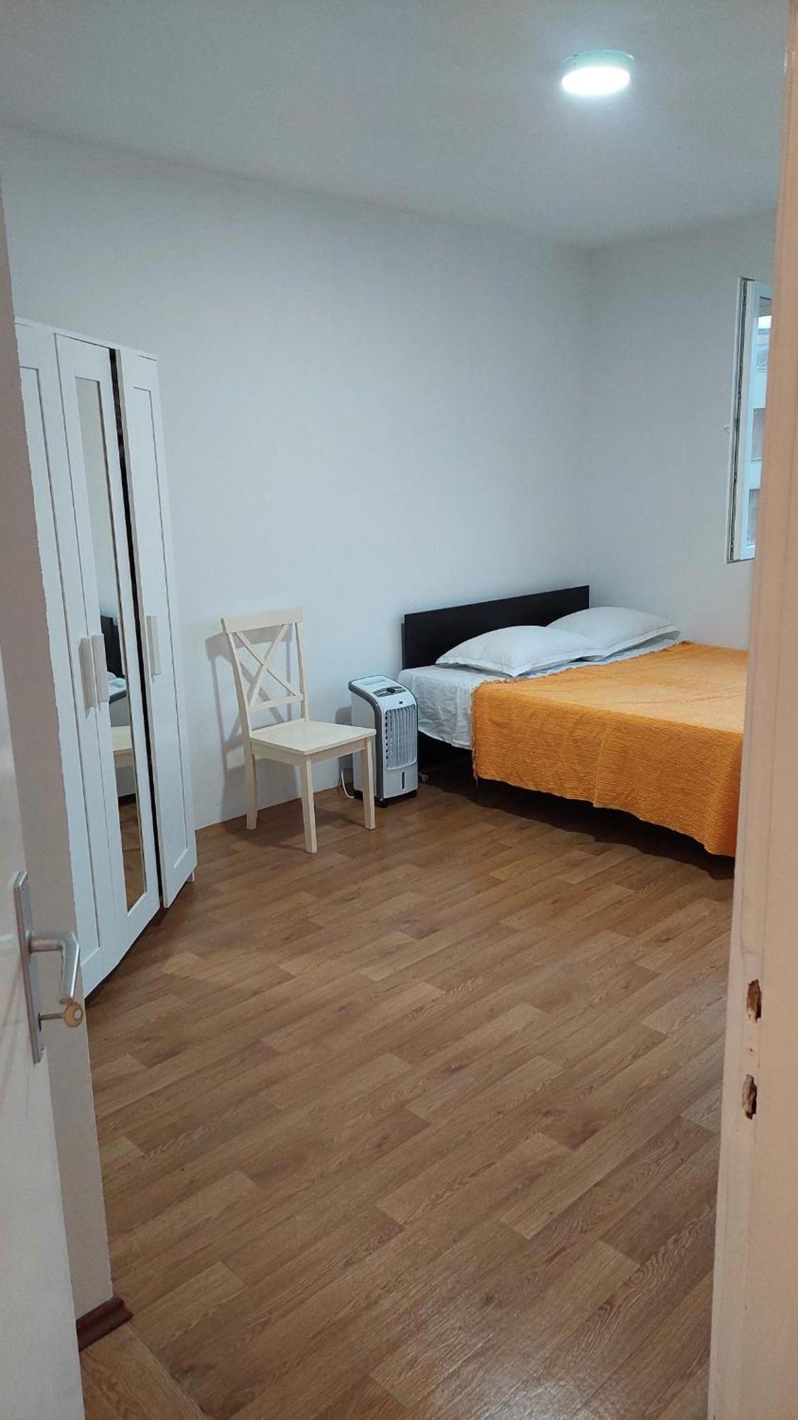 Apartment With Private Toilet And Terrace In Center In Shared Split