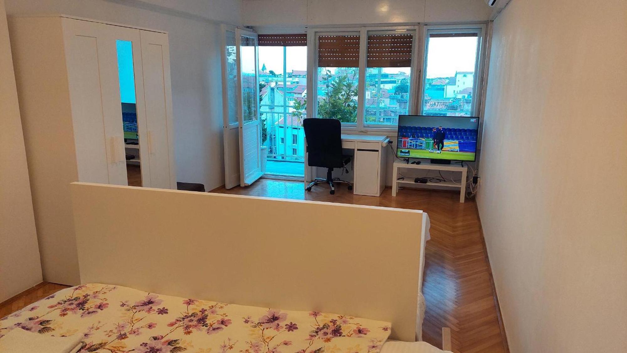Apartment With Private Toilet And Balcony In Center In Shared Split