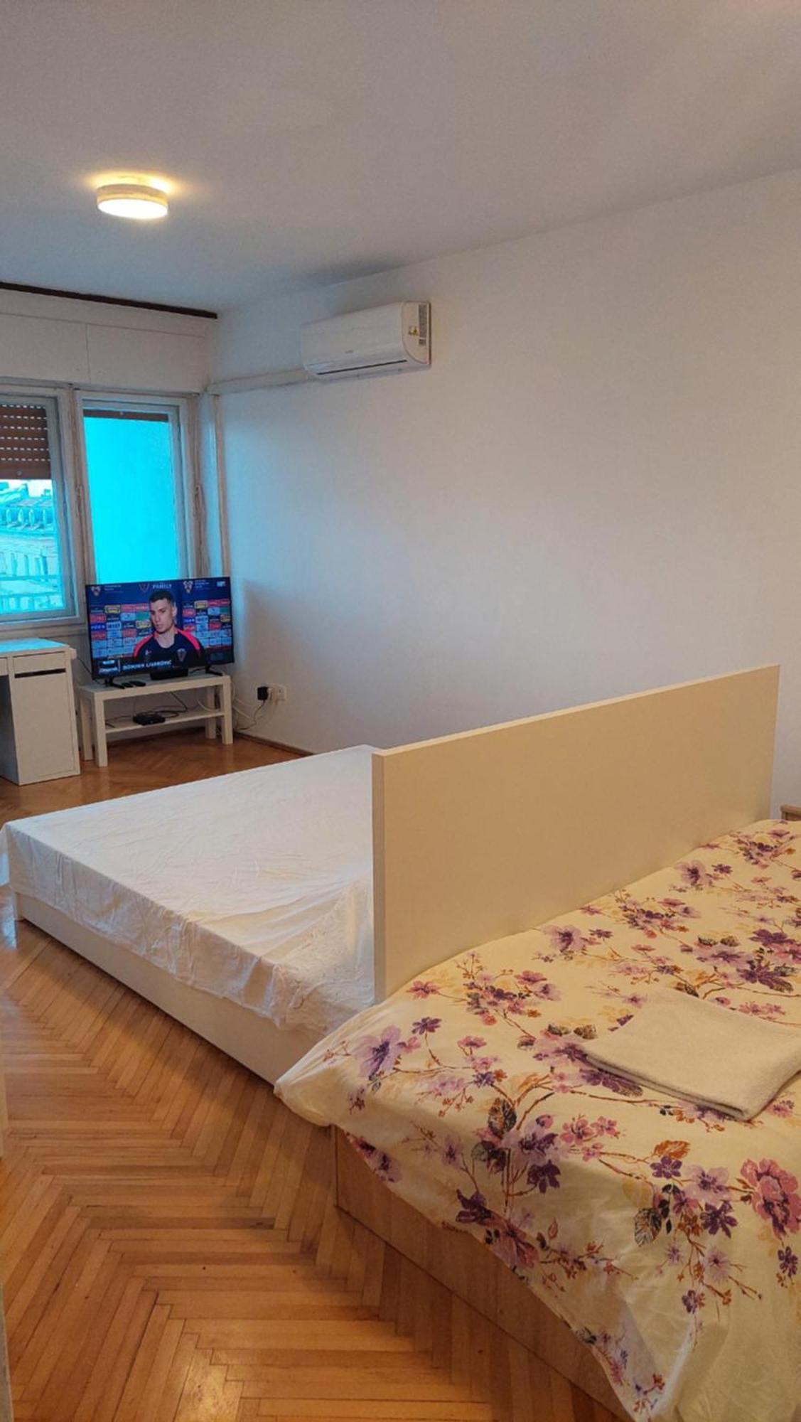 With Private Toilet And Balcony In Center In Shared Apartment *