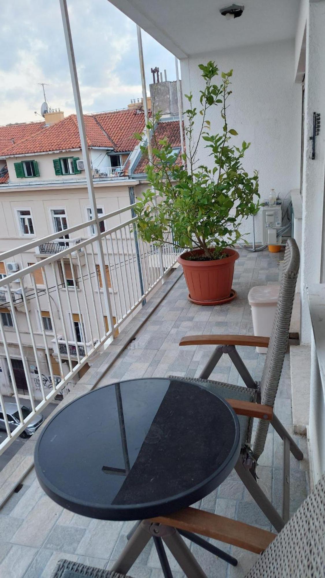 With Private Toilet And Balcony In Center In Shared Apartment *